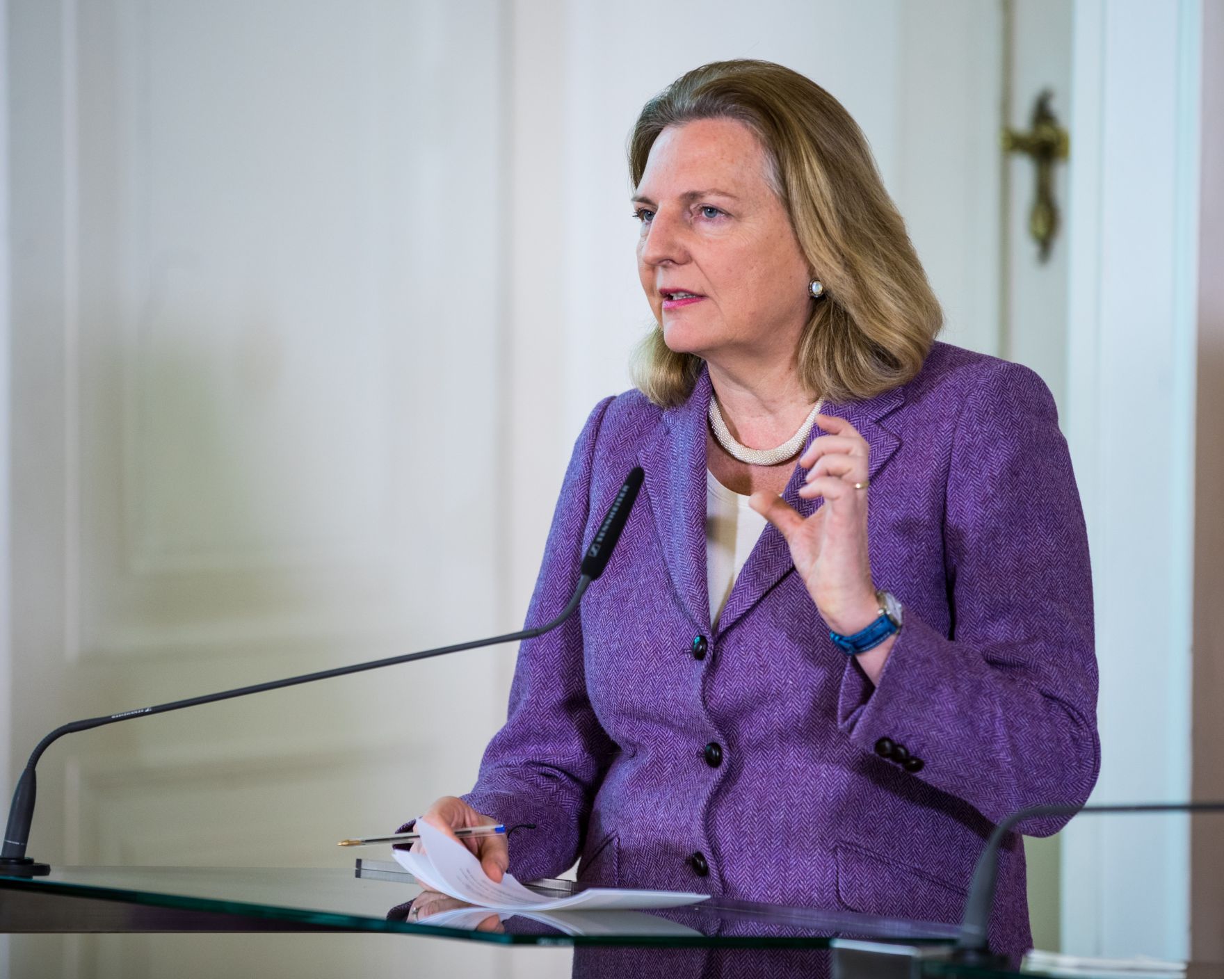 Am 17. J&auml;nner 2019 nahmen Bundesministerin Juliane Bogner-Strau&szlig;, Bundesministerin Karin Kneissl (im Bild) und Staatssekret&auml;rin Karoline Edtstadler an einer Pressekonferenz zum Thema &bdquo;Gewalt- und Opferschutz &ndash; Ma&szlig;nahmen f&uuml;r mehr Frauensicherheit&ldquo; teil.