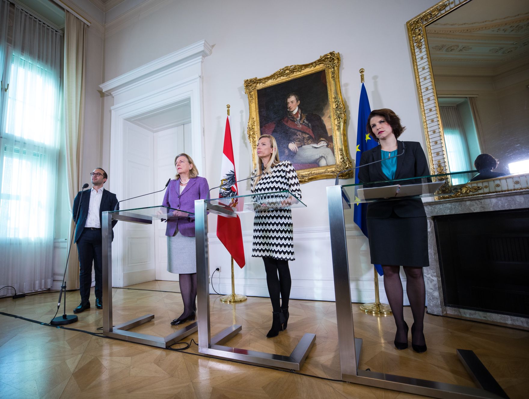 Am 17. J&auml;nner 2019 nahmen Bundesministerin Juliane Bogner-Strau&szlig; (2.v.r.), Bundesministerin Karin Kneissl (2.v.l.) und Staatssekret&auml;rin Karoline Edtstadler (r.) an einer Pressekonferenz zum Thema &bdquo;Gewalt- und Opferschutz &ndash; Ma&szlig;nahmen f&uuml;r mehr Frauensicherheit&ldquo; teil.