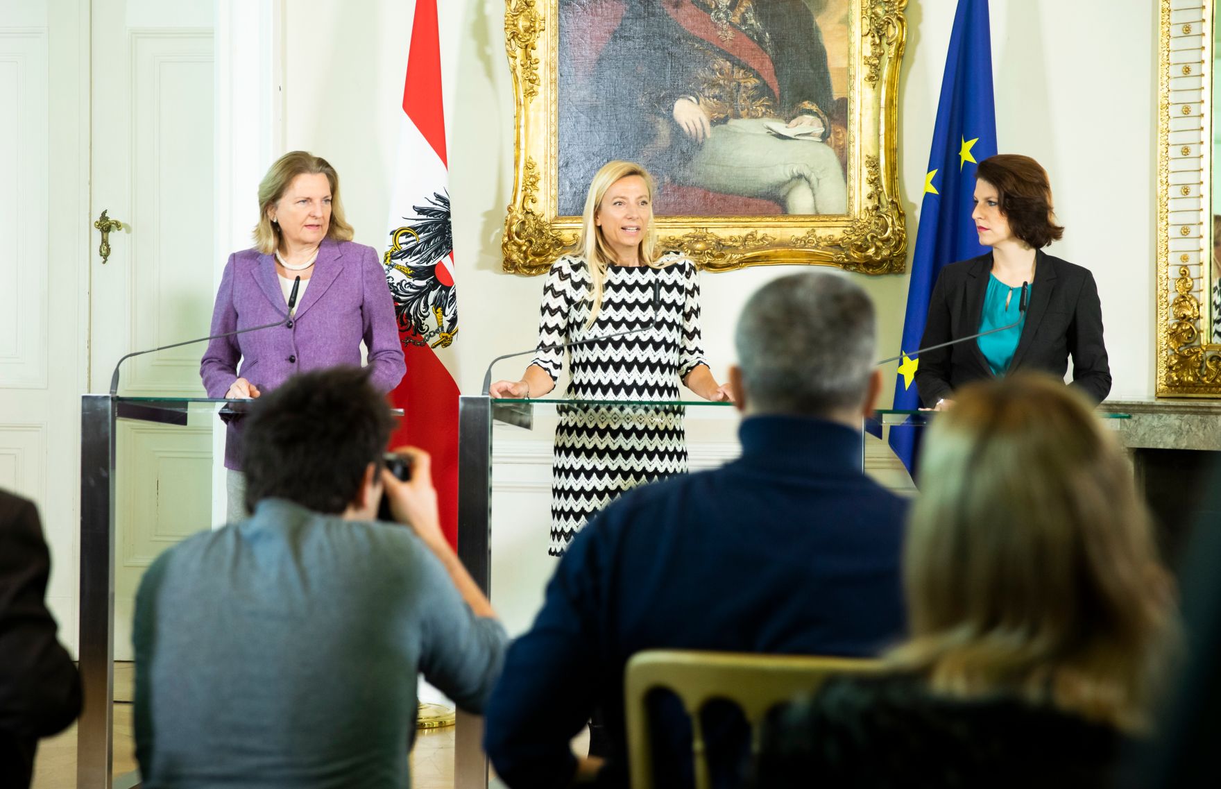 Am 17. J&auml;nner 2019 nahmen Bundesministerin Juliane Bogner-Strau&szlig; (m.), Bundesministerin Karin Kneissl (l.) und Staatssekret&auml;rin Karoline Edtstadler (r.) an einer Pressekonferenz zum Thema &bdquo;Gewalt- und Opferschutz &ndash; Ma&szlig;nahmen f&uuml;r mehr Frauensicherheit&ldquo; teil.