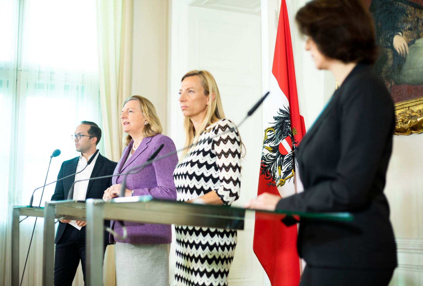 Am 17. J&auml;nner 2019 nahmen Bundesministerin Juliane Bogner-Strau&szlig; (2.v.r.), Bundesministerin Karin Kneissl (2.v.l.) und Staatssekret&auml;rin Karoline Edtstadler (r.) an einer Pressekonferenz zum Thema &bdquo;Gewalt- und Opferschutz &ndash; Ma&szlig;nahmen f&uuml;r mehr Frauensicherheit&ldquo; teil.