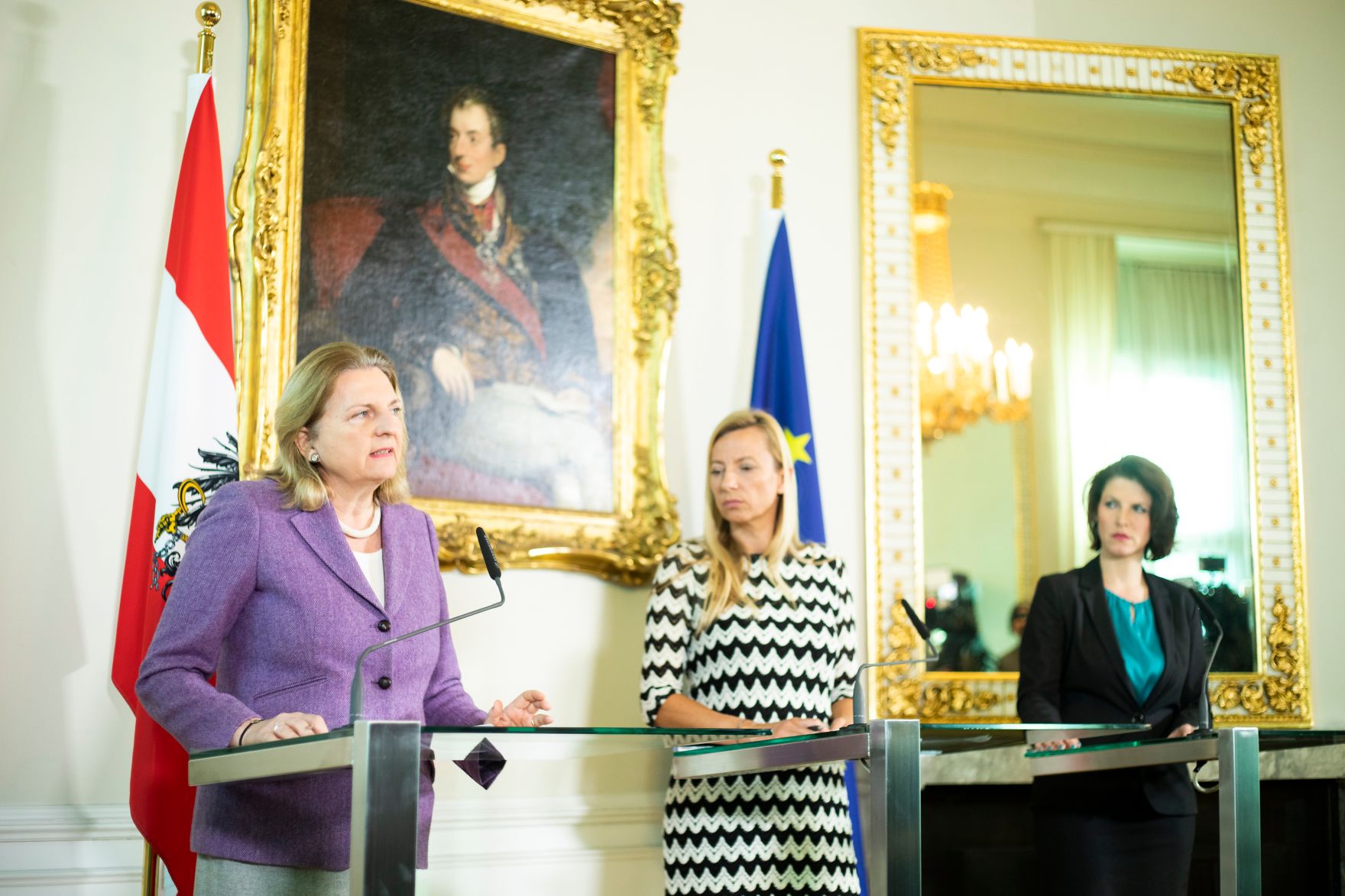 Am 17. J&auml;nner 2019 nahmen Bundesministerin Juliane Bogner-Strau&szlig; (m.), Bundesministerin Karin Kneissl (l.) und Staatssekret&auml;rin Karoline Edtstadler (r.) an einer Pressekonferenz zum Thema &bdquo;Gewalt- und Opferschutz &ndash; Ma&szlig;nahmen f&uuml;r mehr Frauensicherheit&ldquo; teil.
