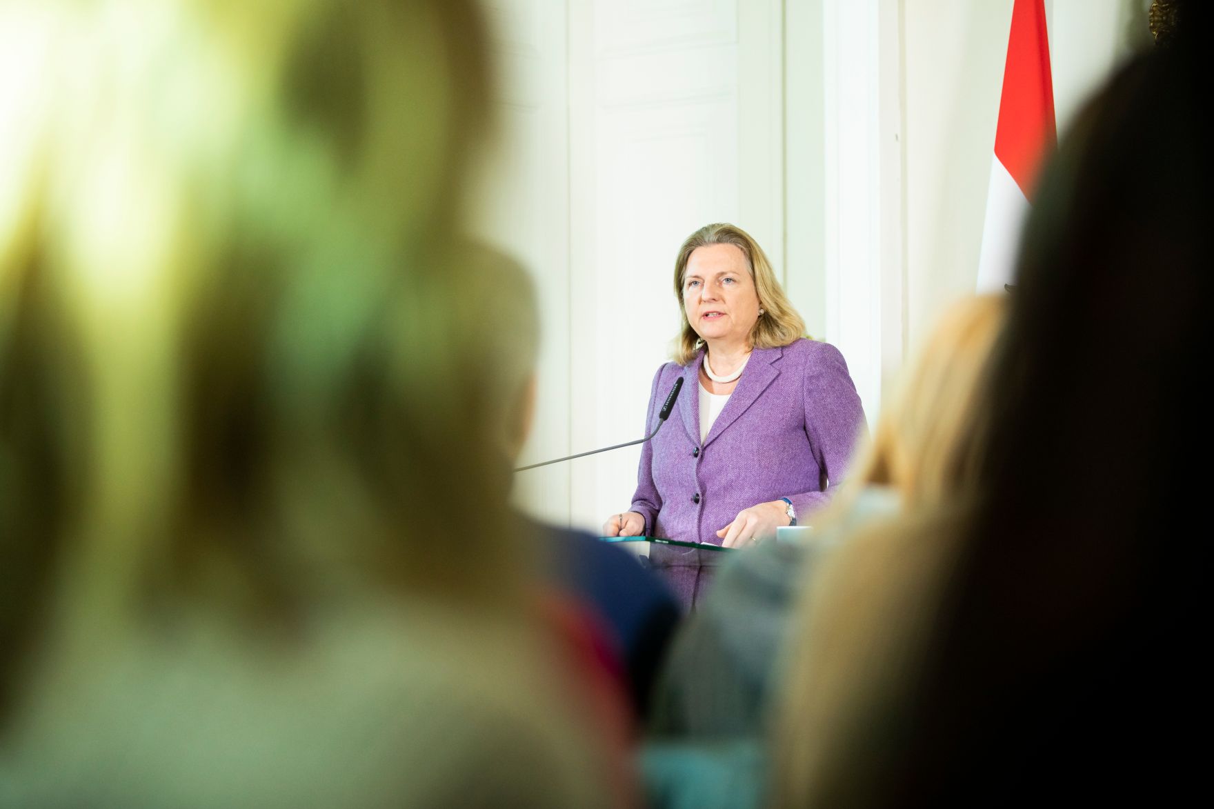 Am 17. J&auml;nner 2019 nahmen Bundesministerin Juliane Bogner-Strau&szlig;, Bundesministerin Karin Kneissl (im Bild) und Staatssekret&auml;rin Karoline Edtstadler an einer Pressekonferenz zum Thema &bdquo;Gewalt- und Opferschutz &ndash; Ma&szlig;nahmen f&uuml;r mehr Frauensicherheit&ldquo; teil.
