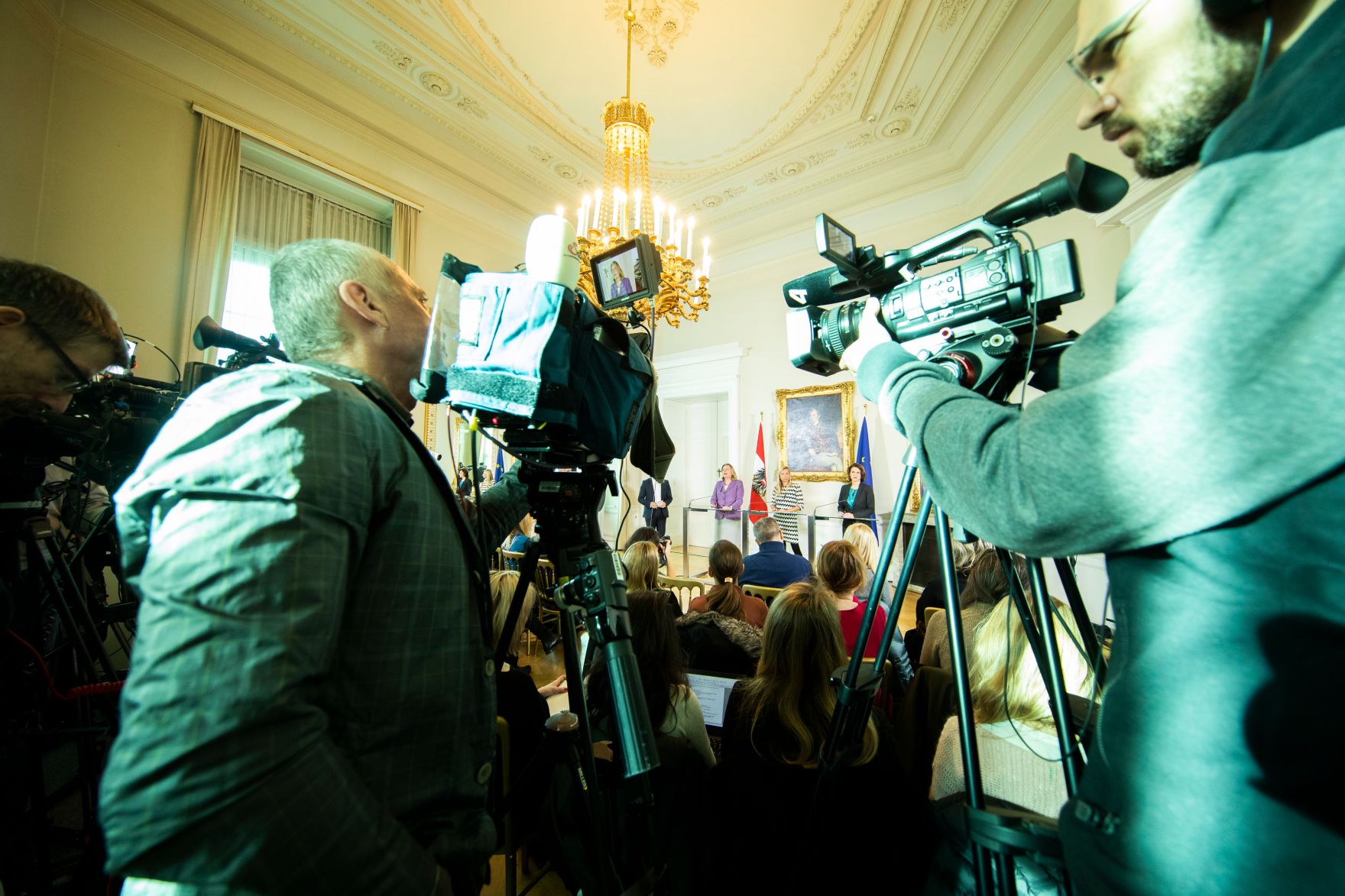 Am 17. J&auml;nner 2019 nahmen Bundesministerin Juliane Bogner-Strau&szlig; (2.v.r.), Bundesministerin Karin Kneissl (2.v.l.) und Staatssekret&auml;rin Karoline Edtstadler (r.) an einer Pressekonferenz zum Thema &bdquo;Gewalt- und Opferschutz &ndash; Ma&szlig;nahmen f&uuml;r mehr Frauensicherheit&ldquo; teil.