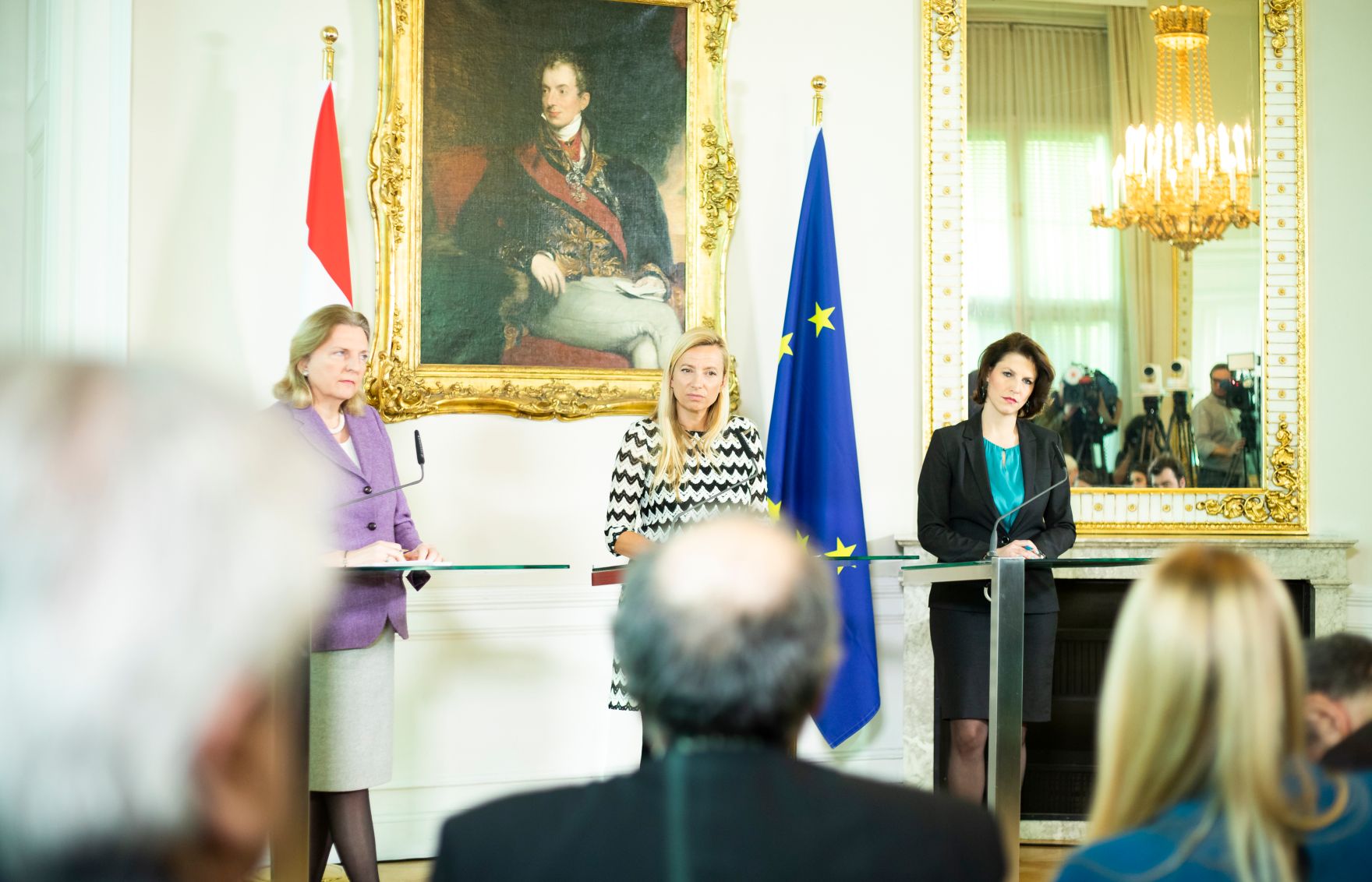 Am 17. J&auml;nner 2019 nahmen Bundesministerin Juliane Bogner-Strau&szlig; (m.), Bundesministerin Karin Kneissl (l.) und Staatssekret&auml;rin Karoline Edtstadler (r.) an einer Pressekonferenz zum Thema &bdquo;Gewalt- und Opferschutz &ndash; Ma&szlig;nahmen f&uuml;r mehr Frauensicherheit&ldquo; teil.