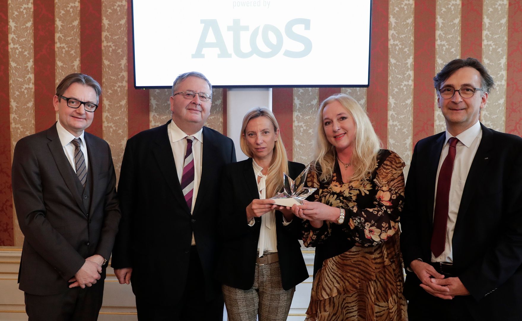 Am 28. J&auml;nner 2019 &uuml;berreichte Bundesministerin Juliane Bogner-Strau&szlig; gemeinsam mit Ludwig Bittner den CEE Innovation Award an Alexandra Kautzky-Willer. Im Bild (v.l.n.r.) Gerald Gerstbauer, Ludwig Bittner, Bundesministerin Juliane Bogner-Strau&szlig;, Alexandra Kautzky-Willer und Johann Schachner.