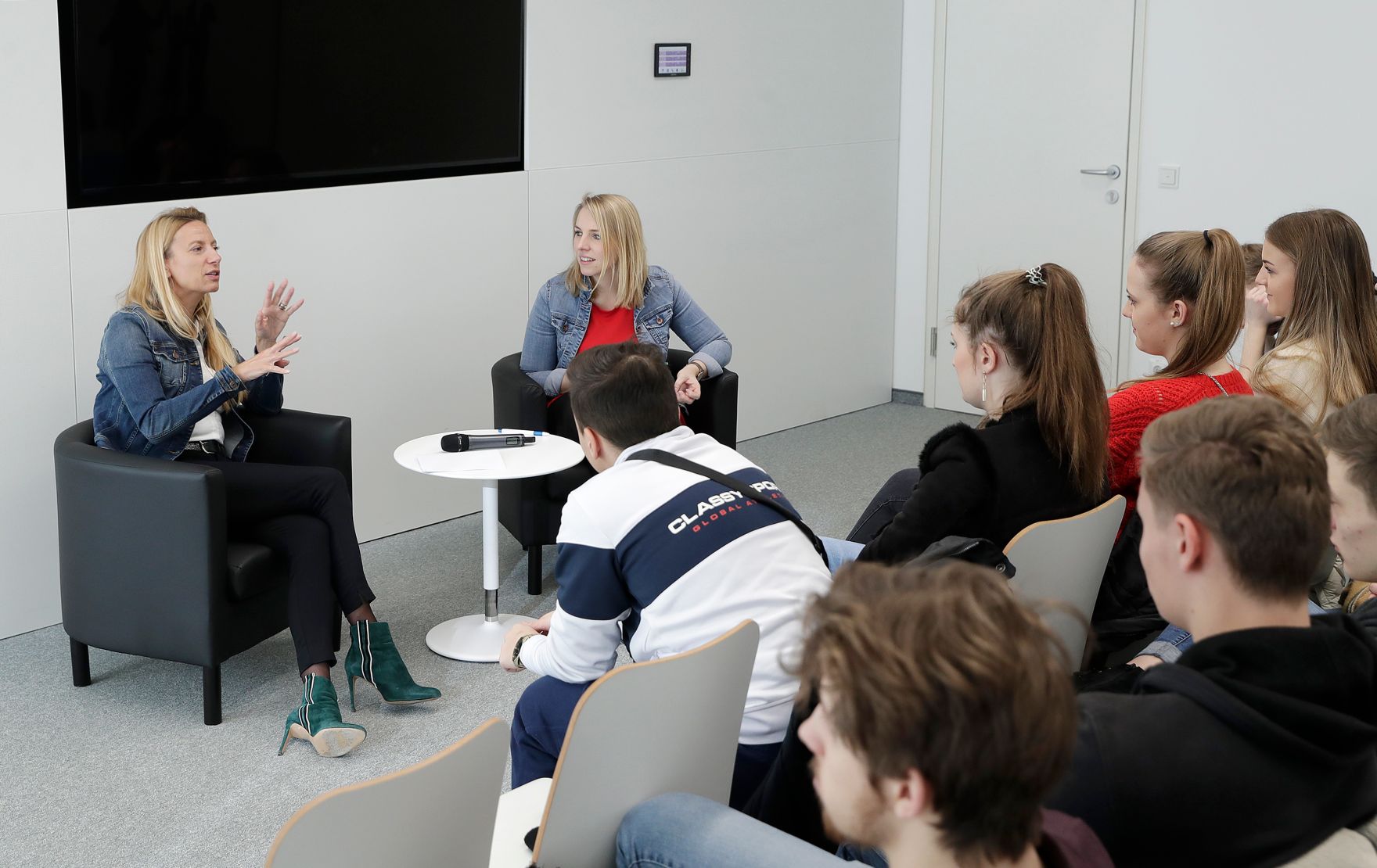 Am 29. J&auml;nner 2019 lud Bundesministerin Juliane Bogner-Strau&szlig; (im Bild) Sch&uuml;lerinnen und Sch&uuml;ler aus Salzburg zu einer Diskussionsveranstaltung in das Ministerium.