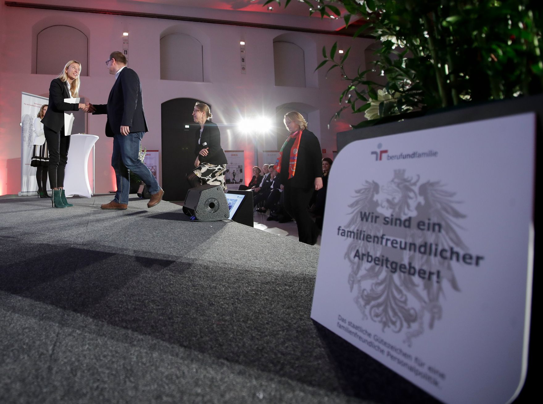 Am 29. J&auml;nner 2019 verlieh Bundesministerin Juliane Bogner-Strau&szlig; die Zertifikate f&uuml;r familienfreundliche Unternehmen.