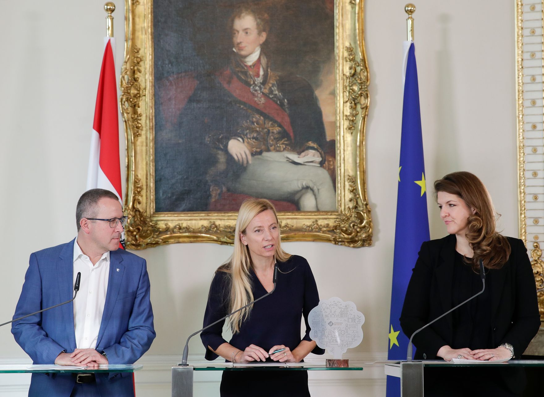Am 12. Februar 2018 gab Bundesministerin Juliane Bogner-Strau&szlig; (m.) eine Pressekonferenz zum Thema "500. Partner im Netzwerk Unternehmen f&uuml;r Familien". Im Bild mit Robert Machtlinger von der FACC AG (l.) und Elisabeth Wenzl, Gesch&auml;ftsf&uuml;hrerin der "Familie &amp; Beruf Management GmbH" (r.)
