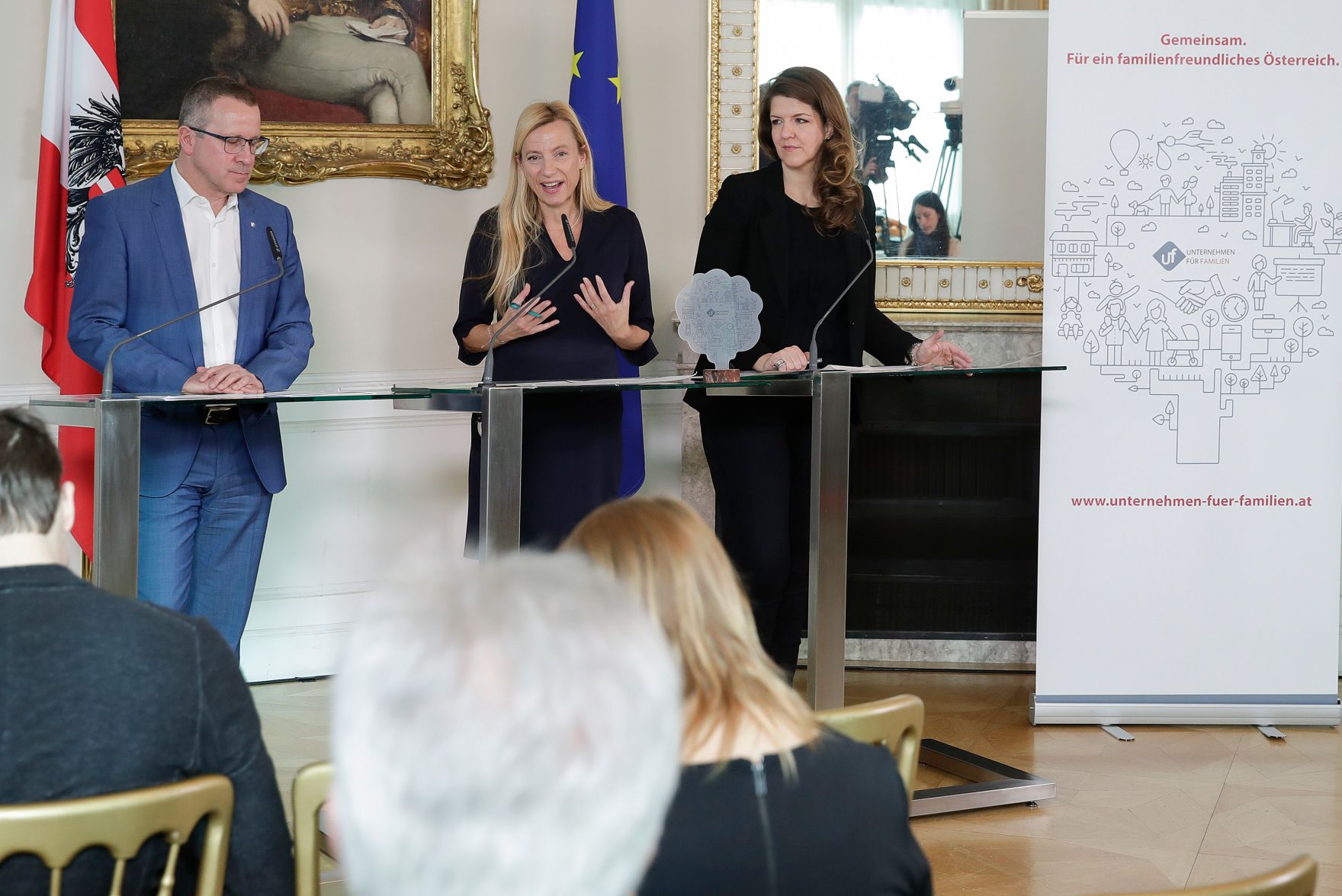 Am 12. Februar 2018 gab Bundesministerin Juliane Bogner-Strau&szlig; (m.) eine Pressekonferenz zum Thema "500. Partner im Netzwerk Unternehmen f&uuml;r Familien". Im Bild mit Robert Machtlinger von der FACC AG (l.) und Elisabeth Wenzl, Gesch&auml;ftsf&uuml;hrerin der "Familie &amp; Beruf Management GmbH" (r.)