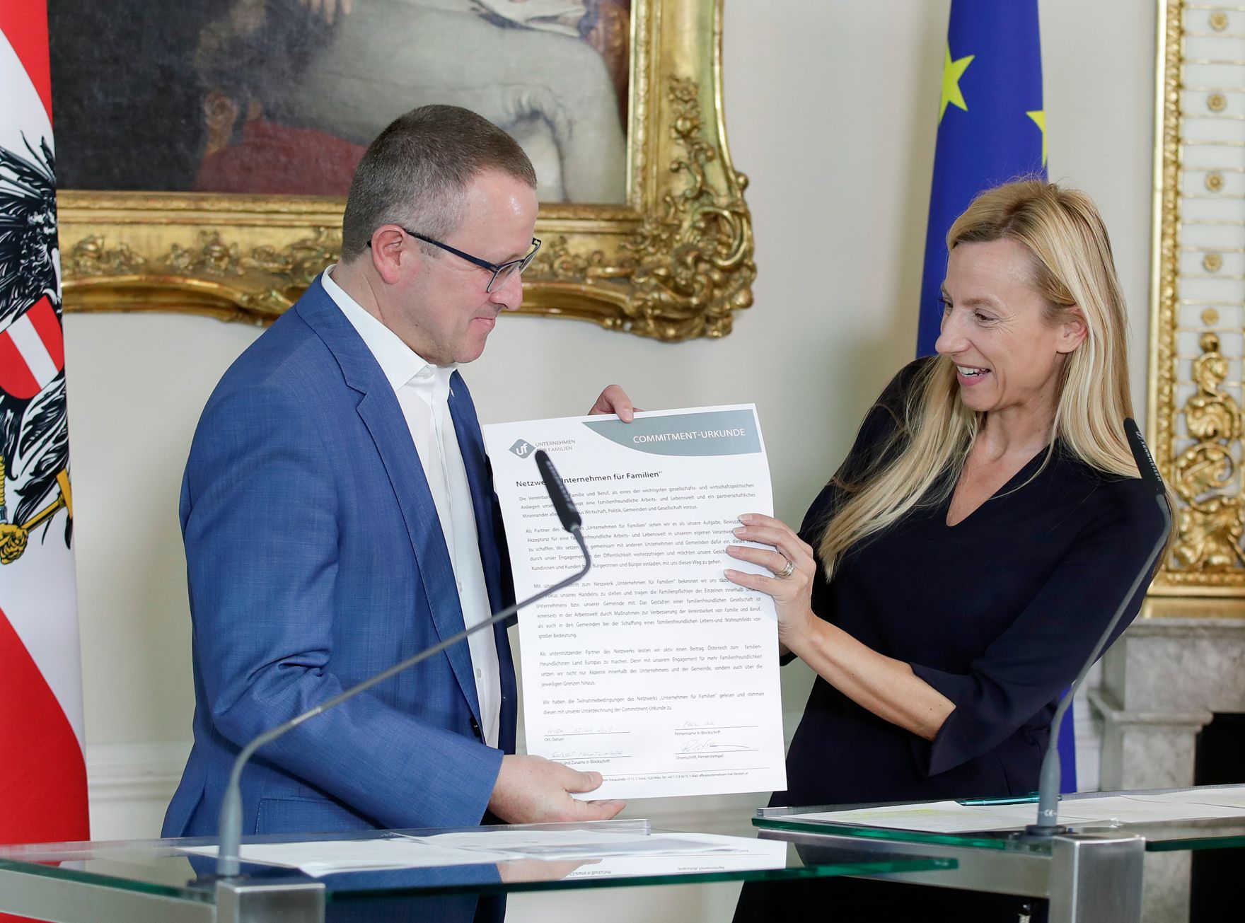 Am 12. Februar 2018 gab Bundesministerin Juliane Bogner-Strau&szlig; (r.) eine Pressekonferenz zum Thema "500. Partner im Netzwerk Unternehmen f&uuml;r Familien". Im Bild mit Robert Machtlinger von der FACC AG (l.).