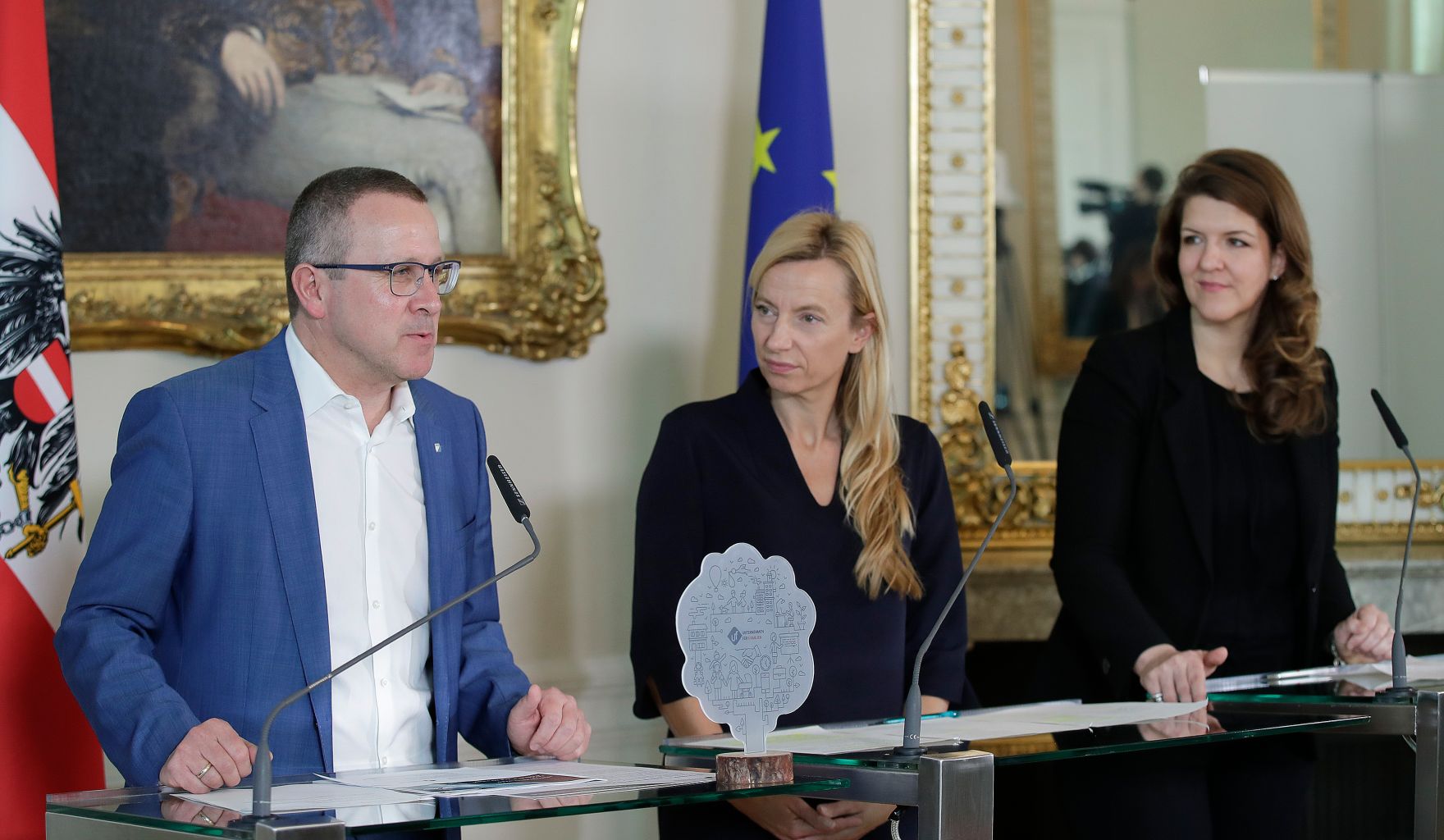 Am 12. Februar 2018 gab Bundesministerin Juliane Bogner-Strau&szlig; (m.) eine Pressekonferenz zum Thema "500. Partner im Netzwerk Unternehmen f&uuml;r Familien". Im Bild mit Robert Machtlinger von der FACC AG (l.) und Elisabeth Wenzl, Gesch&auml;ftsf&uuml;hrerin der "Familie &amp; Beruf Management GmbH" (r.)