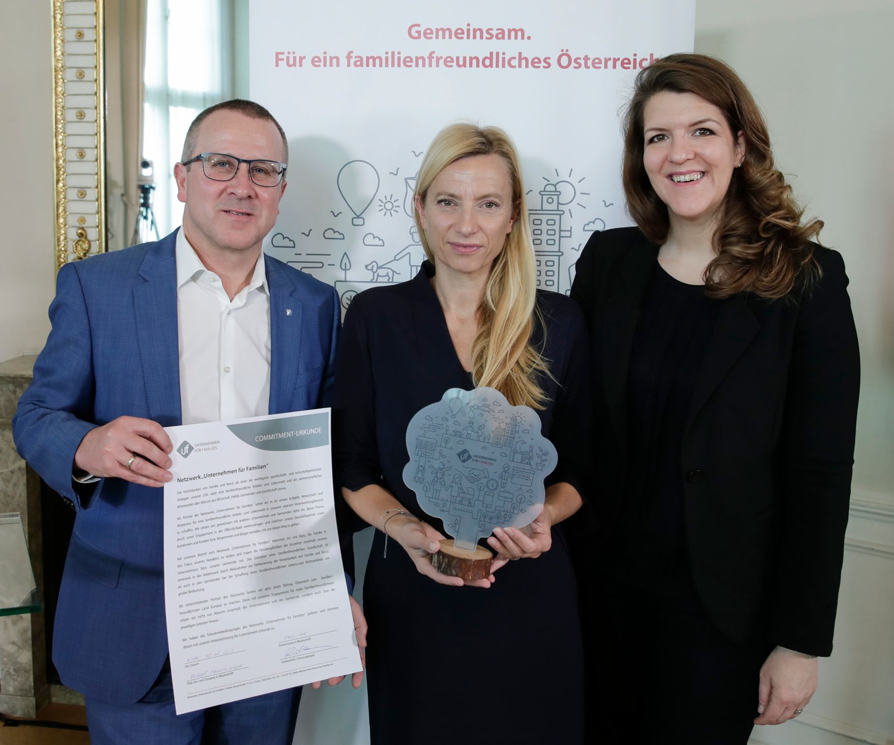 Am 12. Februar 2018 gab Bundesministerin Juliane Bogner-Strau&szlig; (m.) eine Pressekonferenz zum Thema "500. Partner im Netzwerk Unternehmen f&uuml;r Familien". Im Bild mit Robert Machtlinger von der FACC AG (l.) und Elisabeth Wenzl, Gesch&auml;ftsf&uuml;hrerin der "Familie &amp; Beruf Management GmbH" (r.)