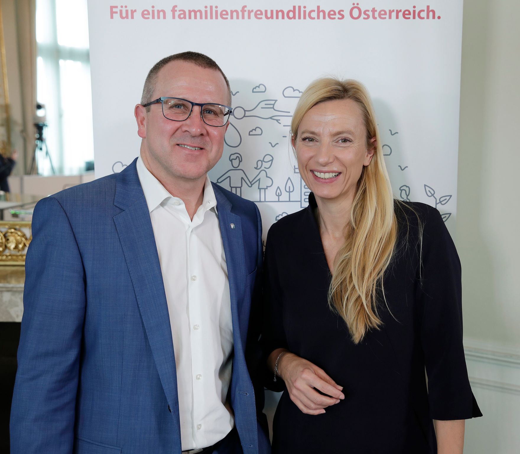Am 12. Februar 2018 gab Bundesministerin Juliane Bogner-Strau&szlig; (r.) eine Pressekonferenz zum Thema "500. Partner im Netzwerk Unternehmen f&uuml;r Familien". Im Bild mit Robert Machtlinger von der FACC AG (l.).