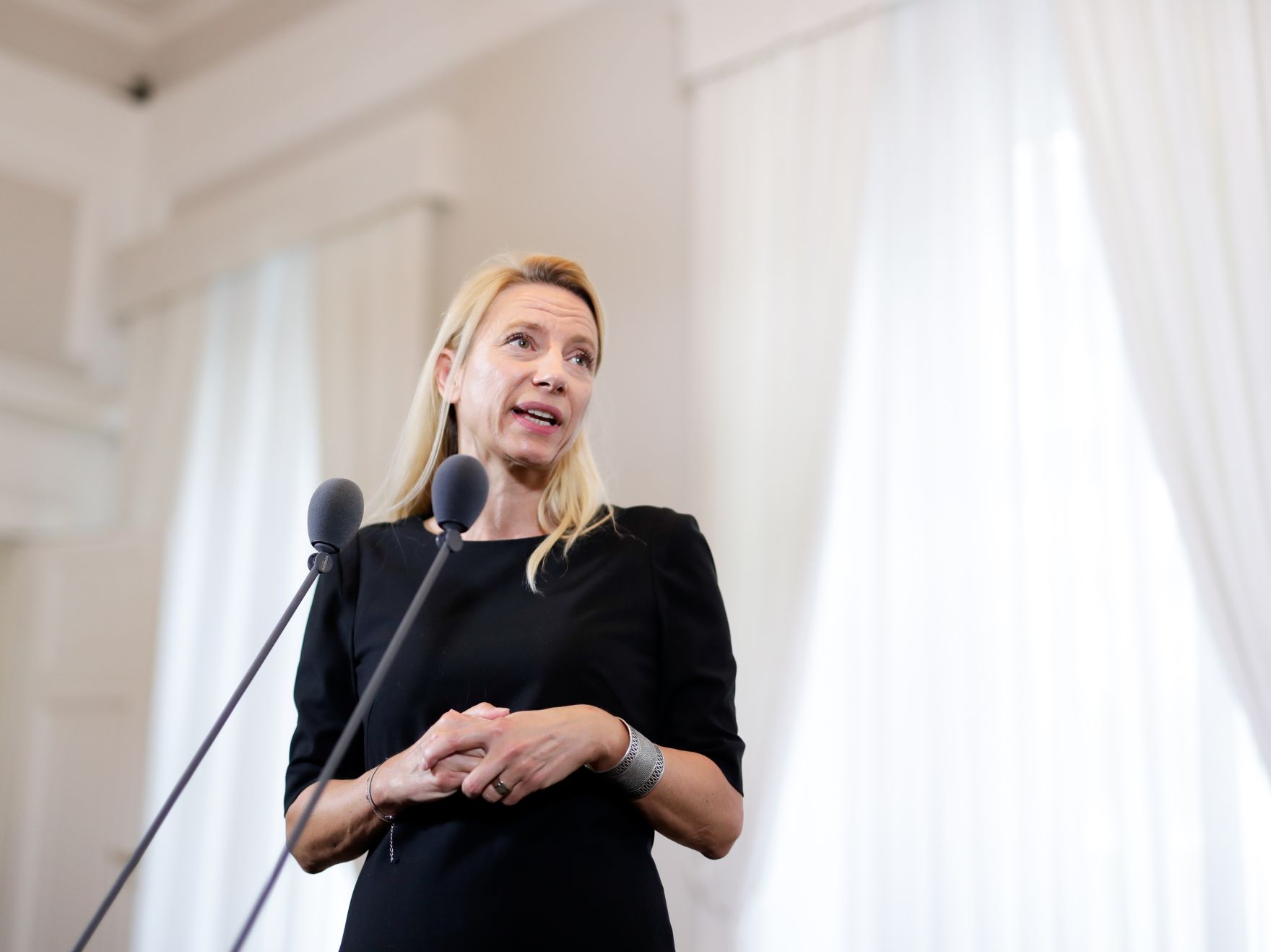 Bundesministerin Juliane Bogner-Strau&szlig; beim Pressestatement vor dem Ministerrat am 13. Februar 2019.