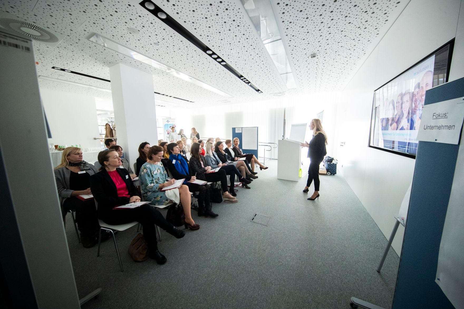 Am 28. Februar 2019 hielt Bundesministerin Juliane Bogner-Strau&szlig; (r.) eine Begr&uuml;&szlig;ungsrede zum Start der Workshopreihe "Women Empowerment - Frauen in F&uuml;hrungspositionen".