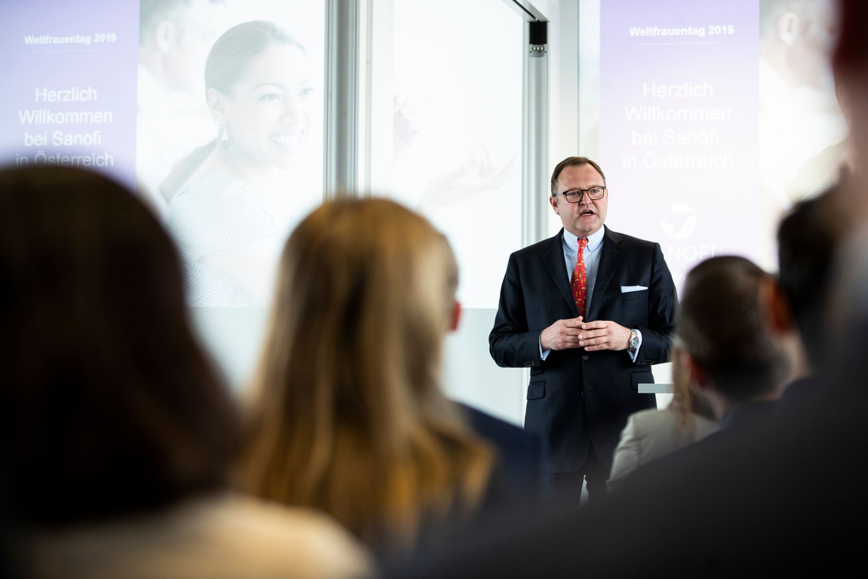 Am 28. Februar 2019 besuchte Bundesministerin Juliane Bogner-Strau&szlig; den Pharmakonzern Sanofi. Im Bild der Gesch&auml;ftsf&uuml;hrer von Sanofi &Ouml;sterreich Wolfgang Kaps.