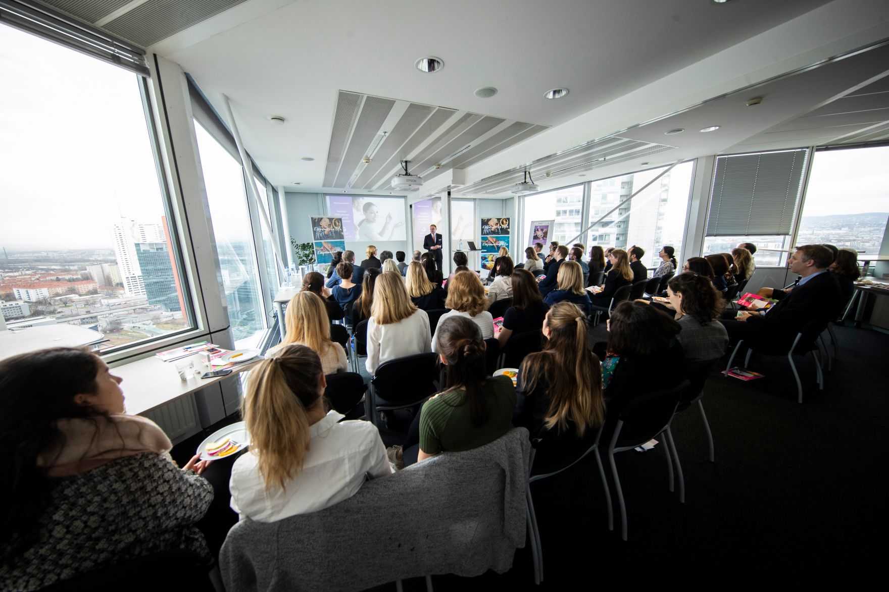 Am 28. Februar 2019 besuchte Bundesministerin Juliane Bogner-Strau&szlig; den Pharmakonzern Sanofi.