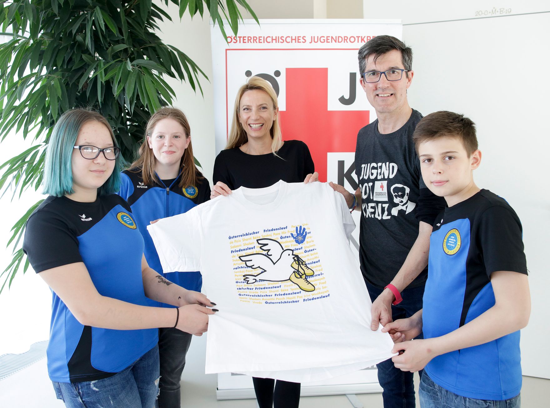 Am 02. April 2019 empfing Bundesministerin Juliane Bogner-Strau&szlig; (m.) das &Ouml;sterreichisches Jugendrotkreuz zu einem Gespr&auml;ch.