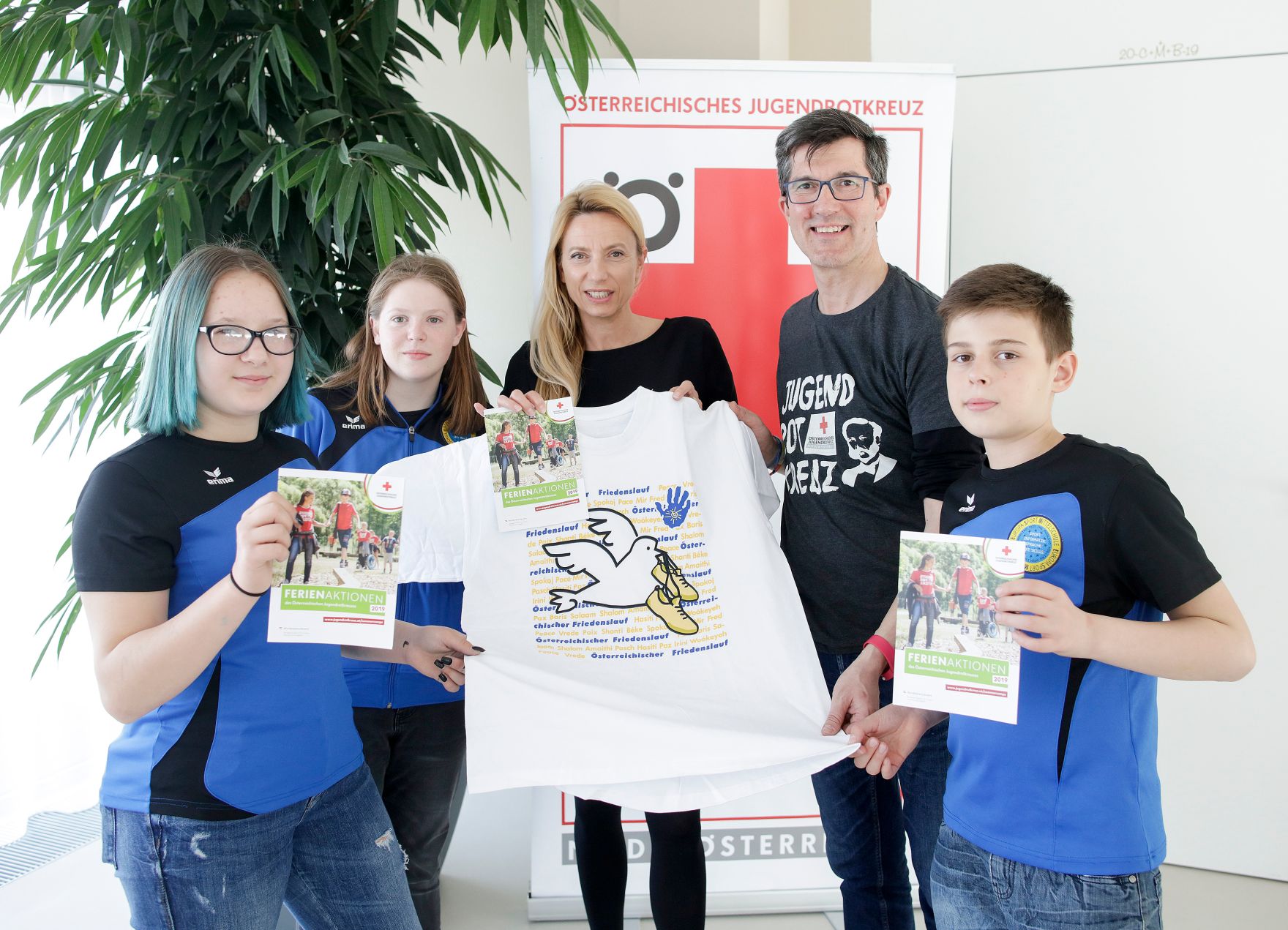 Am 02. April 2019 empfing Bundesministerin Juliane Bogner-Strau&szlig; (m.) das &Ouml;sterreichisches Jugendrotkreuz zu einem Gespr&auml;ch.