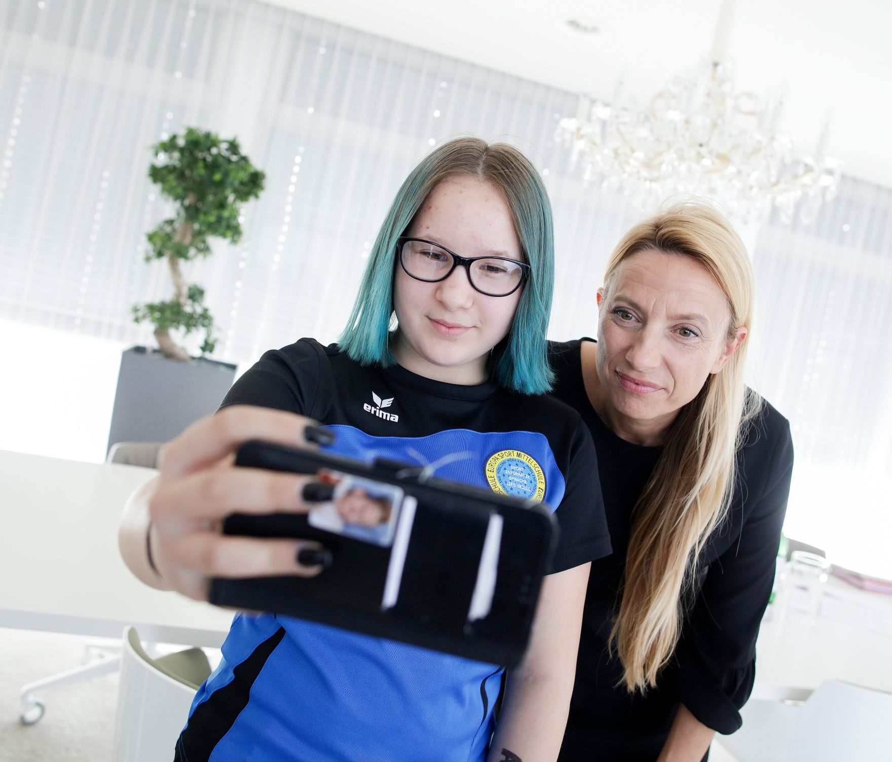 Am 02. April 2019 empfing Bundesministerin Juliane Bogner-Strau&szlig; (r.) das &Ouml;sterreichisches Jugendrotkreuz zu einem Gespr&auml;ch.