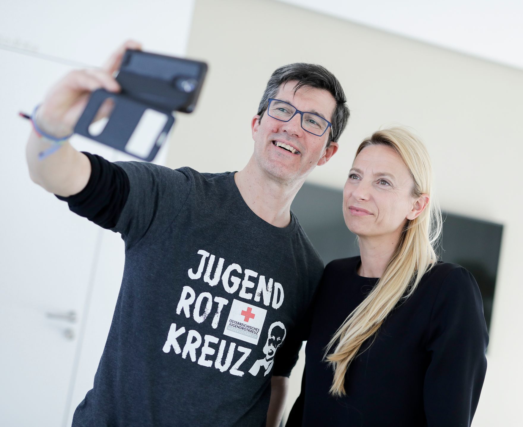 Am 02. April 2019 empfing Bundesministerin Juliane Bogner-Strau&szlig; (r.) das &Ouml;sterreichisches Jugendrotkreuz zu einem Gespr&auml;ch.