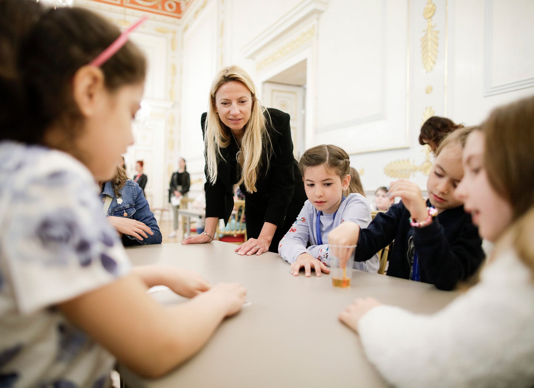Am 25. April 2019 fand der 18. Girls' Day statt. Im Bild Bundesministerin Juliane Bogner-Strau&szlig; (m.) beim Girls' Day und Girls' Day Mini im Bundeskanzleramt.
