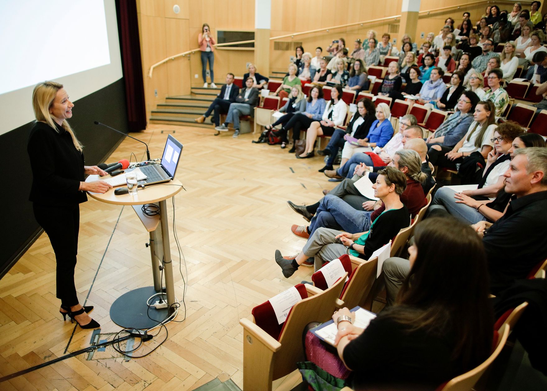Am 25. April 2019 fand der 18. Girls' Day statt. Im Bild Bundesministerin Juliane Bogner-Strau&szlig; (l.) bei der Fachtagung Opferschutzorientierte Kl&auml;rungsgespr&auml;che, des Verein Z&Ouml;F &ndash; Zusammenschluss &Ouml;sterreichischer Frauenh&auml;user in der VHS Wiener Urania.