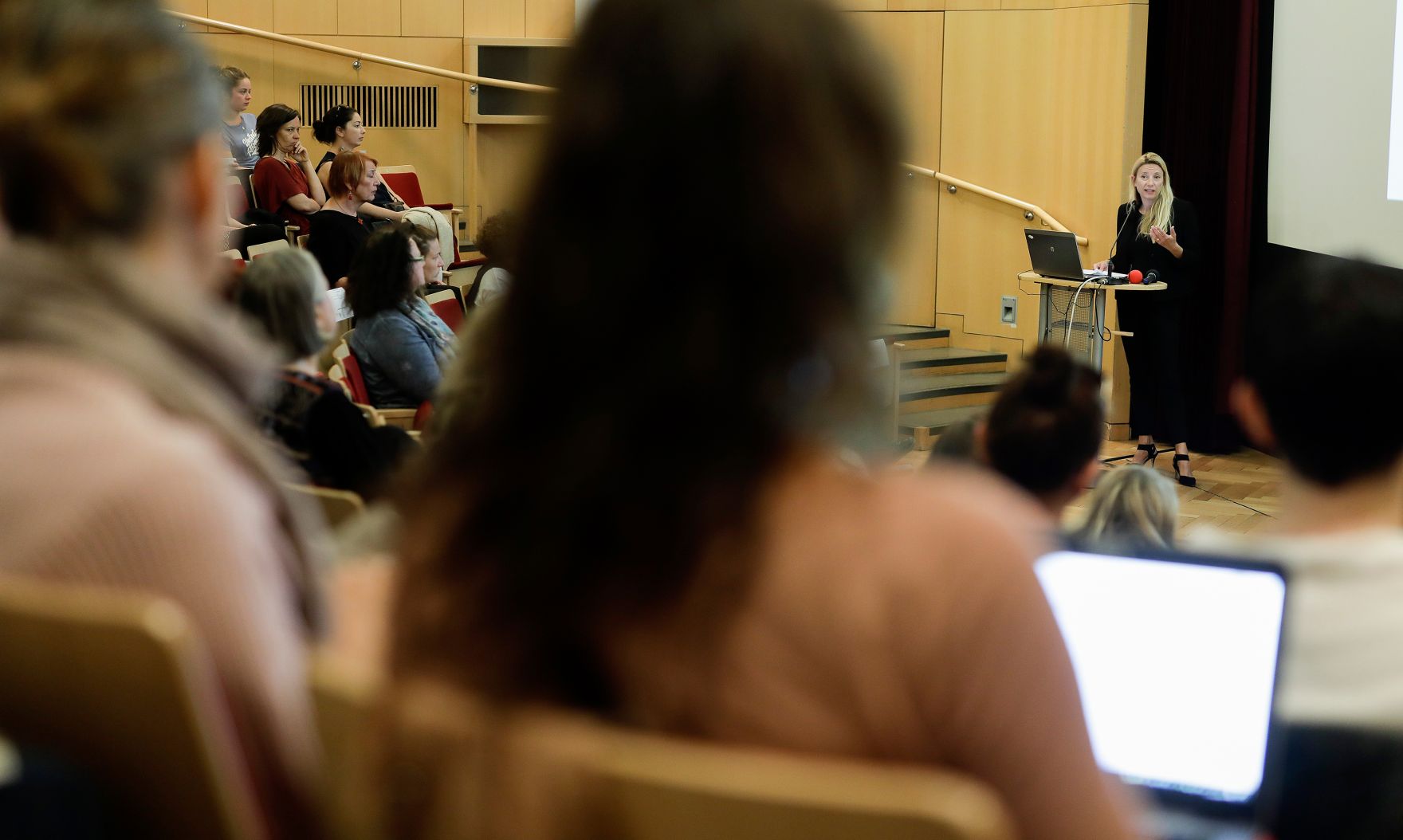 Am 25. April 2019 fand der 18. Girls' Day statt. Im Bild Bundesministerin Juliane Bogner-Strau&szlig; (r.) bei der Fachtagung Opferschutzorientierte Kl&auml;rungsgespr&auml;che, des Verein Z&Ouml;F &ndash; Zusammenschluss &Ouml;sterreichischer Frauenh&auml;user in der VHS Wiener Urania.