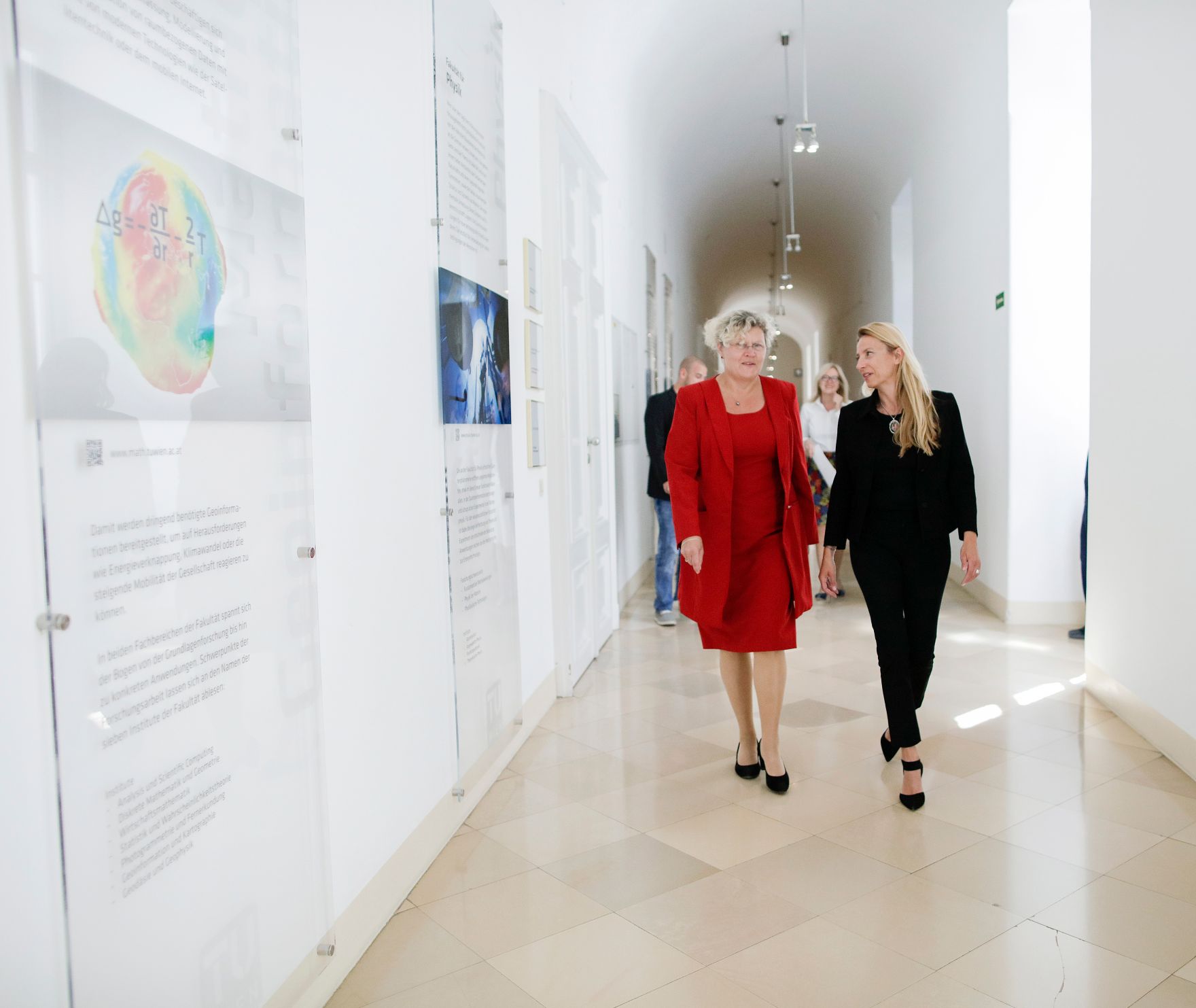 Am 25. April 2019 fand der 18. Girls' Day statt. Im Bild Bundesministerin Juliane Bogner-Strau&szlig; (r.) bei der Verleihung des TU-Austria-Preises Technikerinnen der Zukunft.