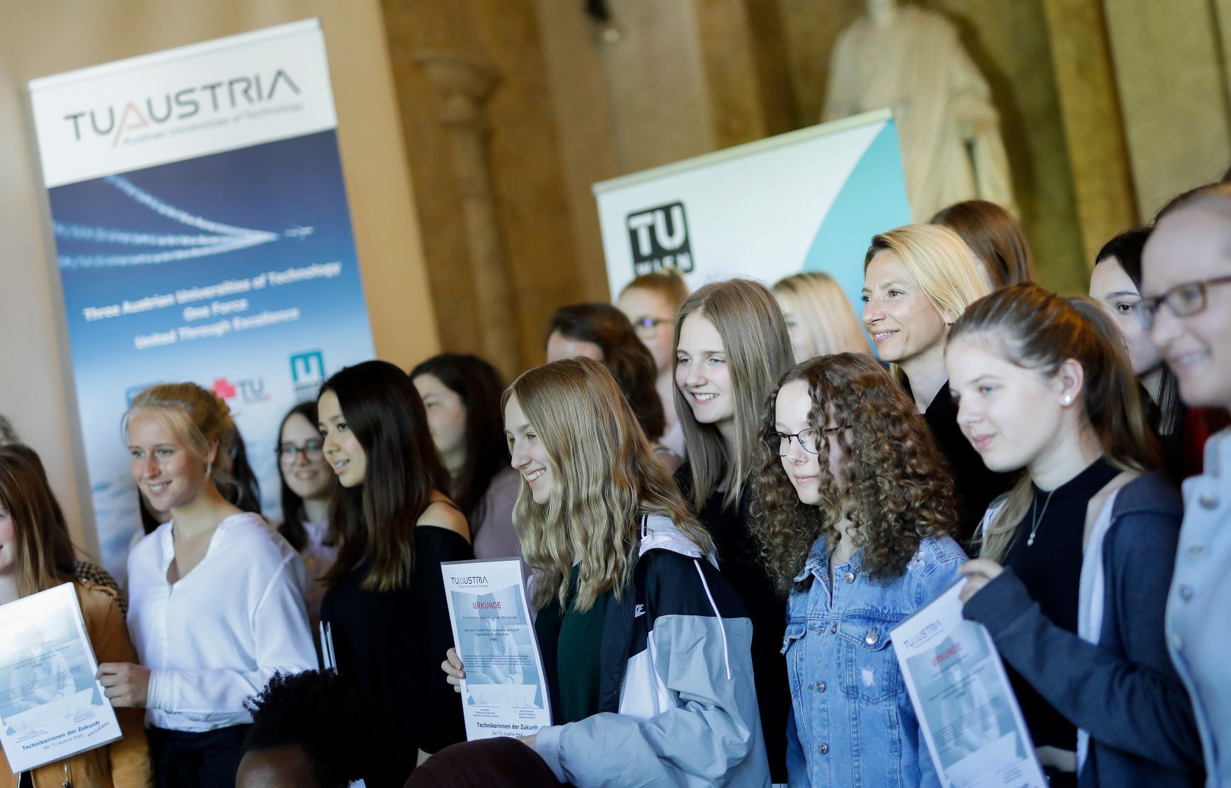 Am 25. April 2019 fand der 18. Girls' Day statt. Im Bild Bundesministerin Juliane Bogner-Strau&szlig; (im Bild) bei der Verleihung des TU-Austria-Preises Technikerinnen der Zukunft im Festsaal der TU Wien.