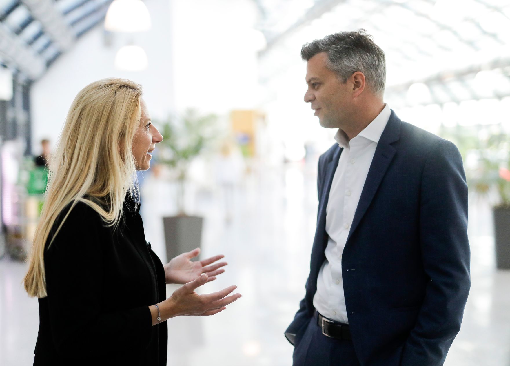 Am 25. April 2019 fand der 18. Girls' Day statt. Im Bild Bundesministerin Juliane Bogner-Strau&szlig; (l.) beim T&ouml;chtertag bei A1.