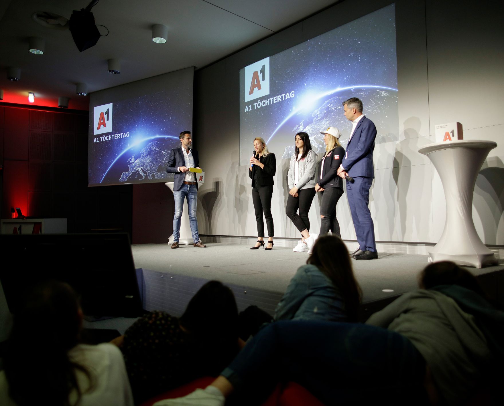 Am 25. April 2019 fand der 18. Girls' Day statt. Im Bild Bundesministerin Juliane Bogner-Strau&szlig; (m.) beim T&ouml;chtertag bei A1.