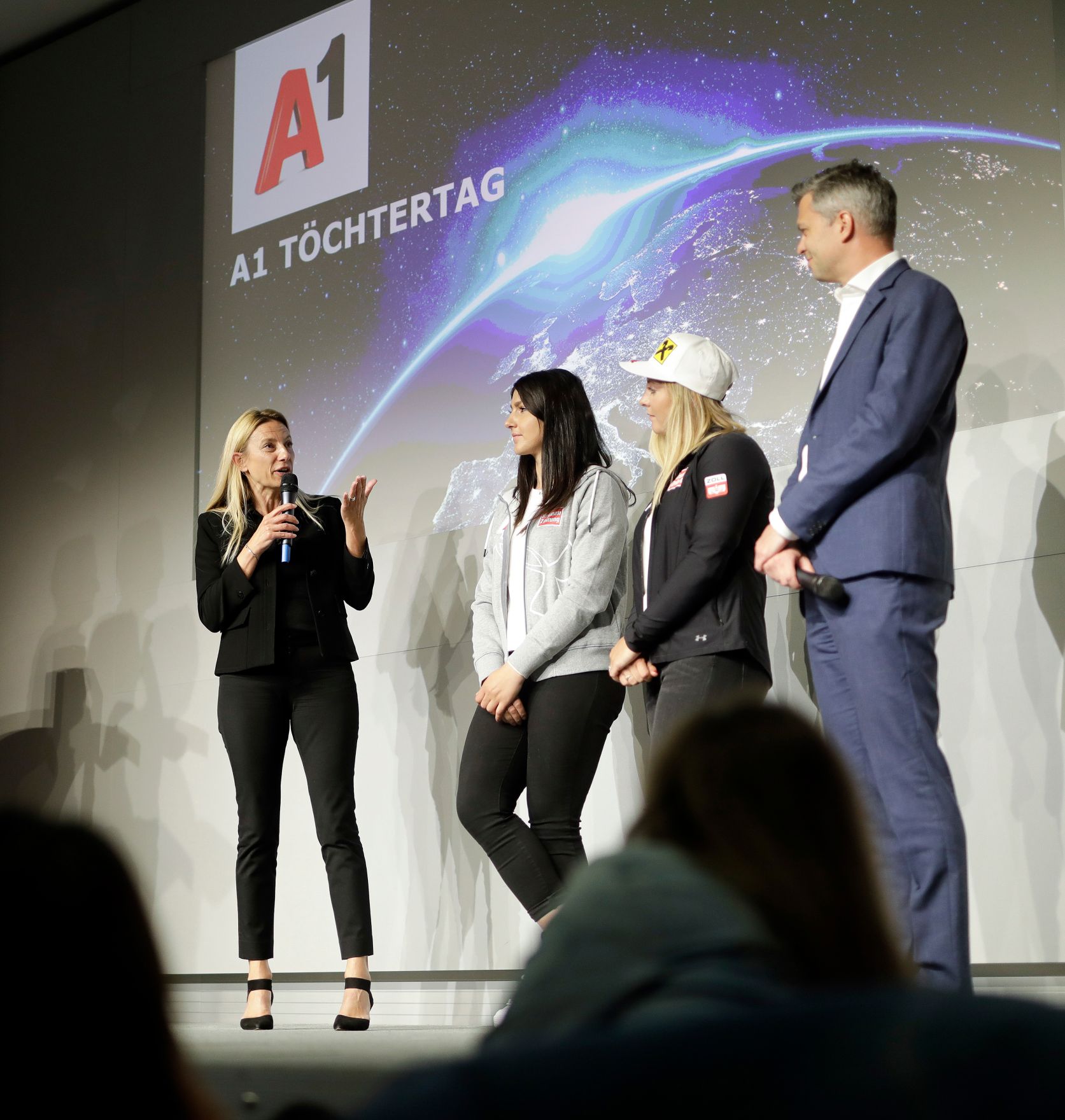 Am 25. April 2019 fand der 18. Girls' Day statt. Im Bild Bundesministerin Juliane Bogner-Strau&szlig; (l.) beim T&ouml;chtertag bei A1.