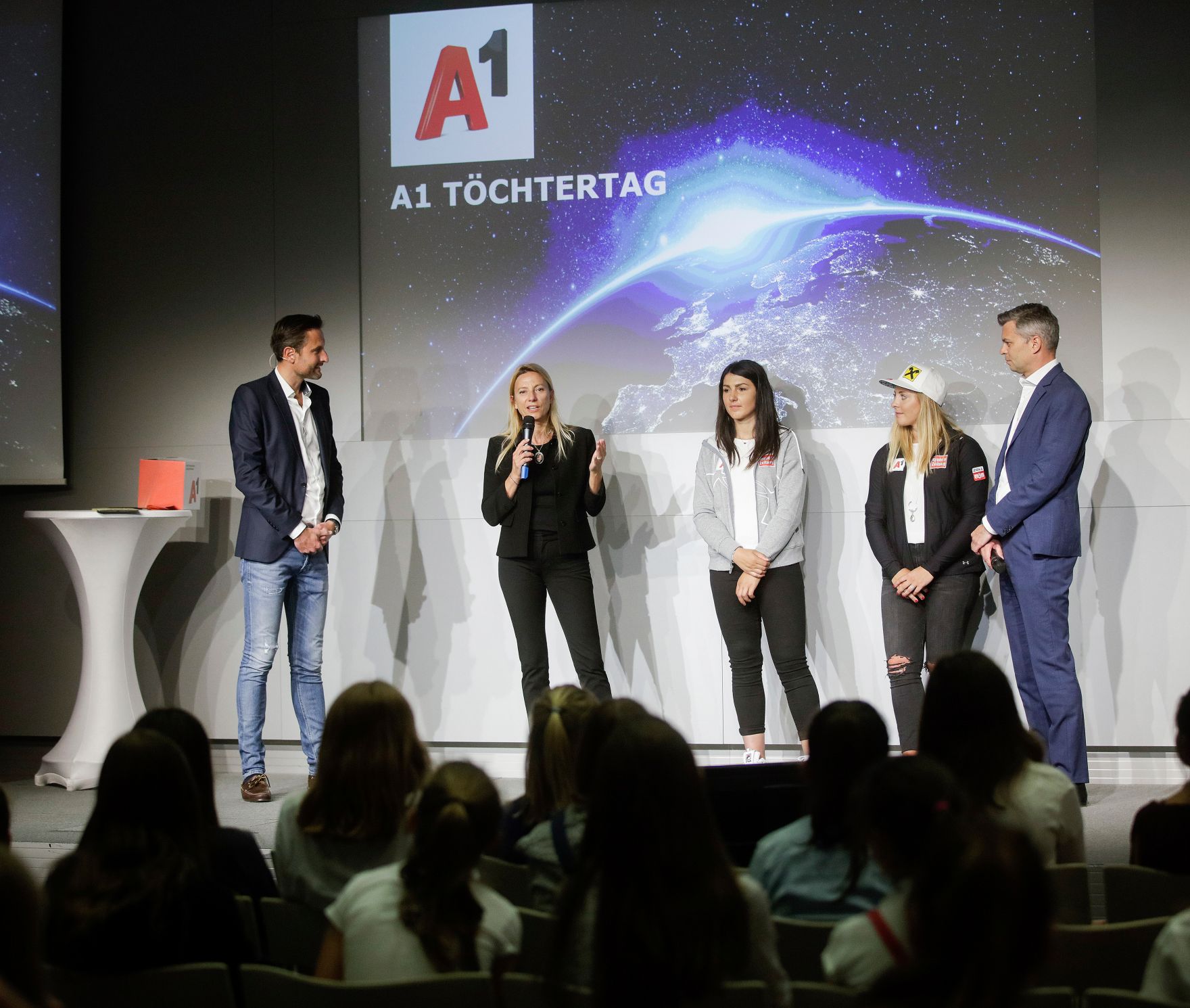 Am 25. April 2019 fand der 18. Girls' Day statt. Im Bild Bundesministerin Juliane Bogner-Strau&szlig; (m.l.) beim T&ouml;chtertag bei A1.