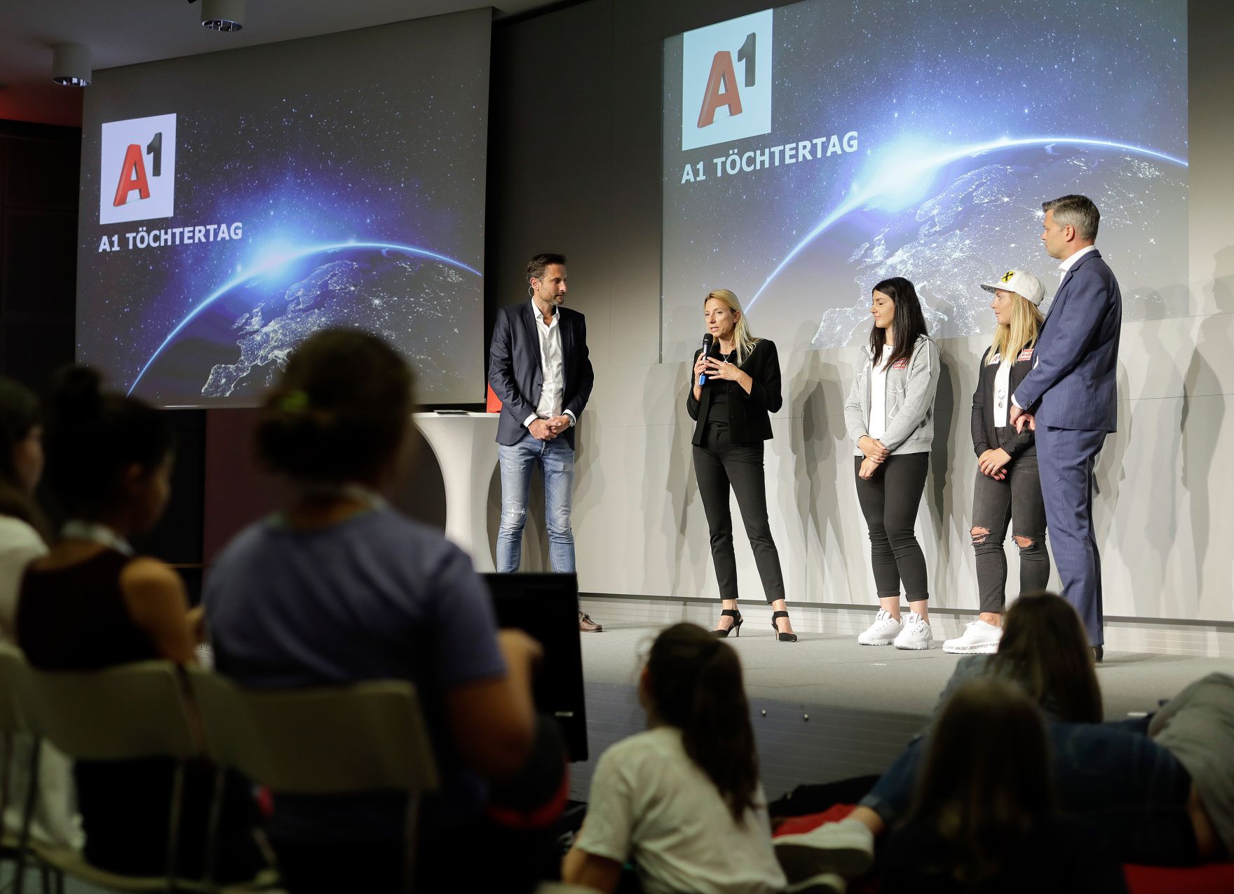 Am 25. April 2019 fand der 18. Girls' Day statt. Im Bild Bundesministerin Juliane Bogner-Strau&szlig; (m.l.) beim T&ouml;chtertag bei A1.