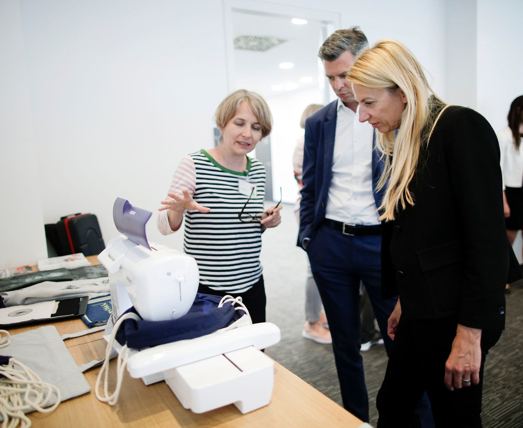 Am 25. April 2019 fand der 18. Girls' Day statt. Im Bild Bundesministerin Juliane Bogner-Strau&szlig; (r.) beim T&ouml;chtertag bei A1.