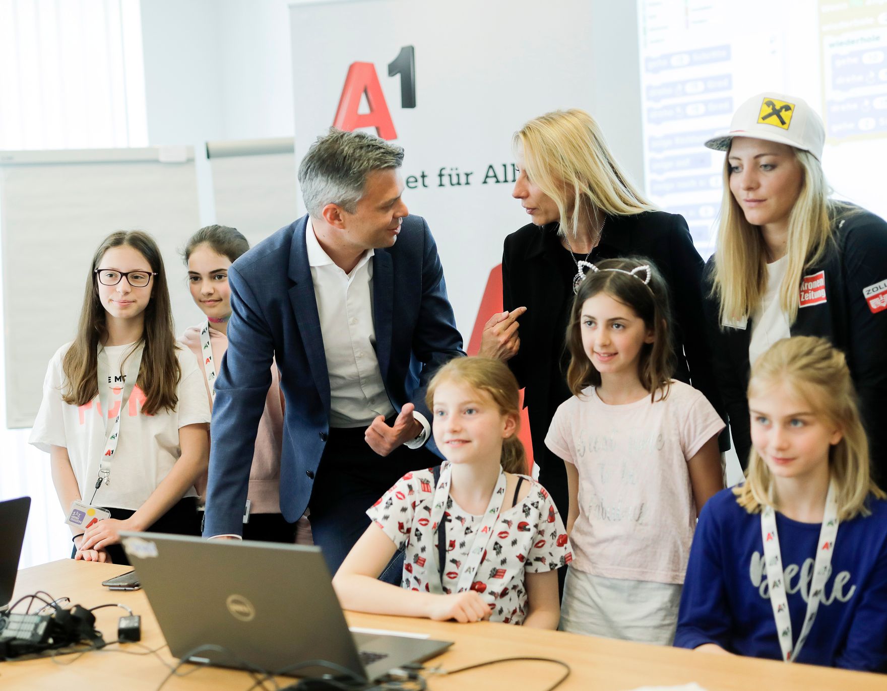 Am 25. April 2019 fand der 18. Girls' Day statt. Im Bild Bundesministerin Juliane Bogner-Strau&szlig; beim T&ouml;chtertag bei A1.