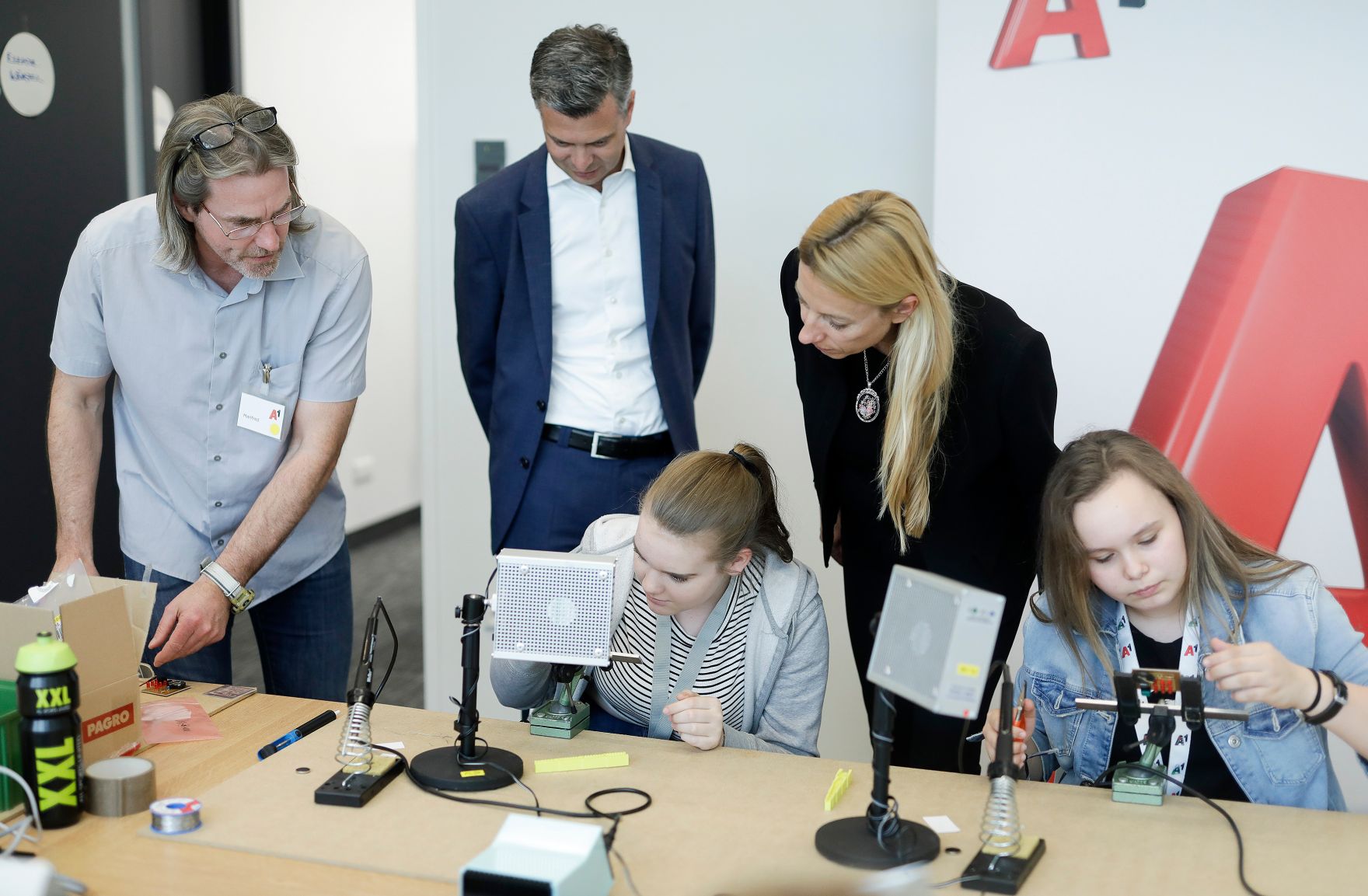Am 25. April 2019 fand der 18. Girls' Day statt. Im Bild Bundesministerin Juliane Bogner-Strau&szlig; (m.r.) beim T&ouml;chtertag bei A1.
