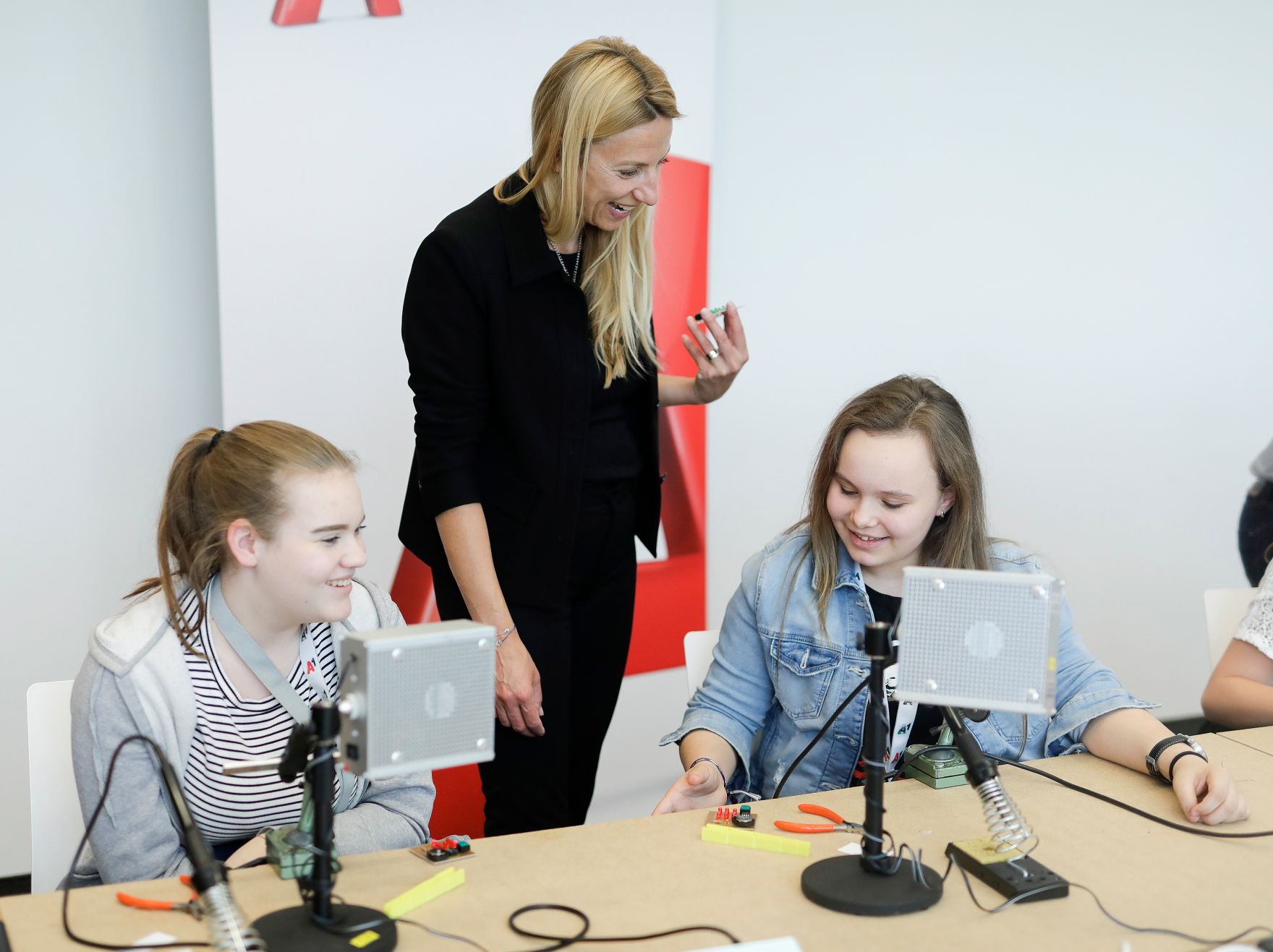 Am 25. April 2019 fand der 18. Girls' Day statt. Im Bild Bundesministerin Juliane Bogner-Strau&szlig; (m.) beim T&ouml;chtertag bei A1.