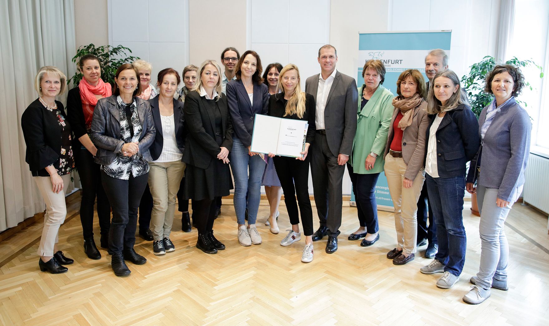 Am 30. April 2019 reiste Bundesministerin Juliane Bogner-Strau&szlig; anl&auml;sslich eines Bundesl&auml;ndertags nach K&auml;rnten. Im Bild beim Get together mit dem Klagenfurter Familienforum.