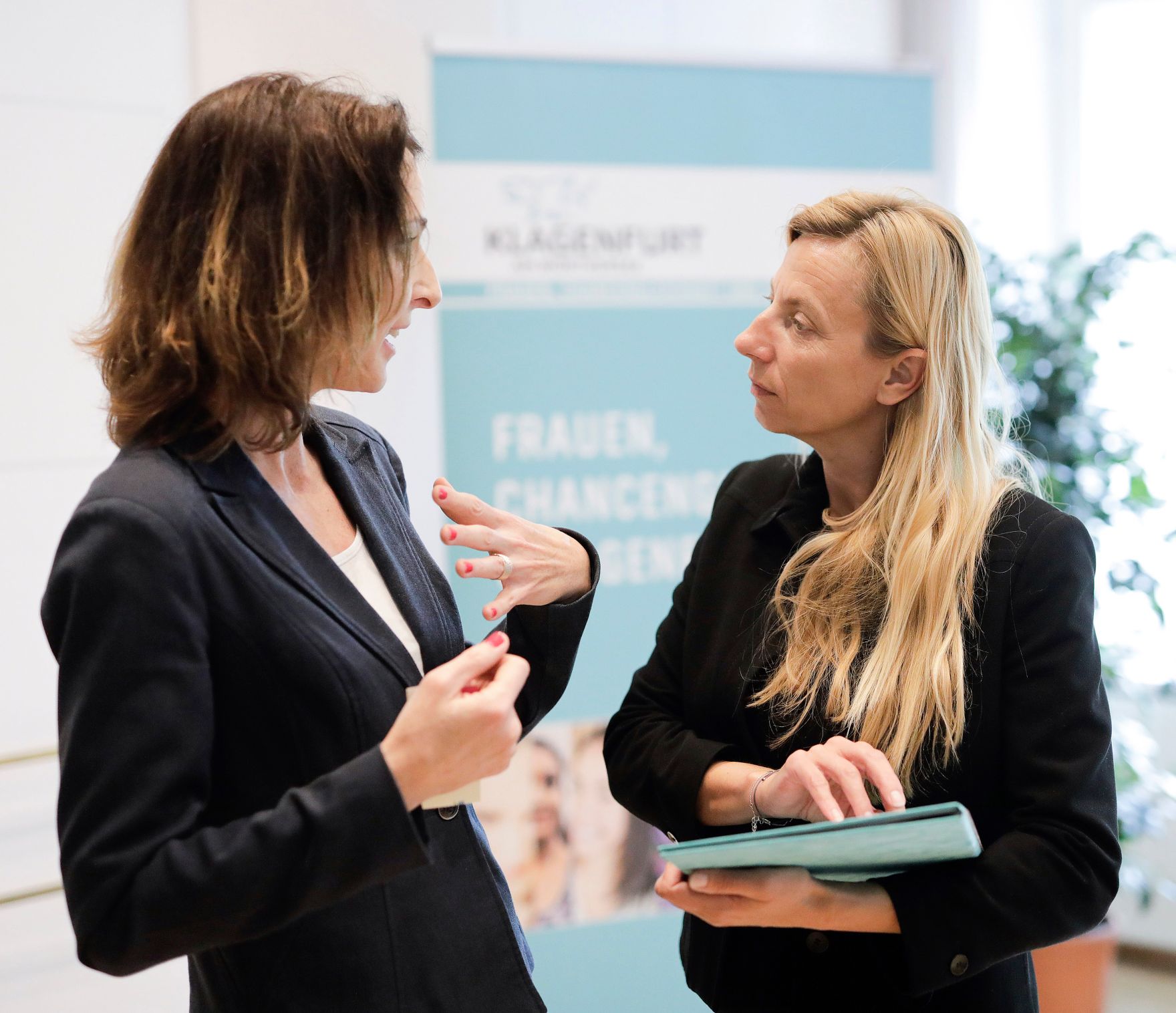 Am 30. April 2019 reiste Bundesministerin Juliane Bogner-Strau&szlig; anl&auml;sslich eines Bundesl&auml;ndertags nach K&auml;rnten. Im Bild beim Get together mit dem Klagenfurter Familienforum.