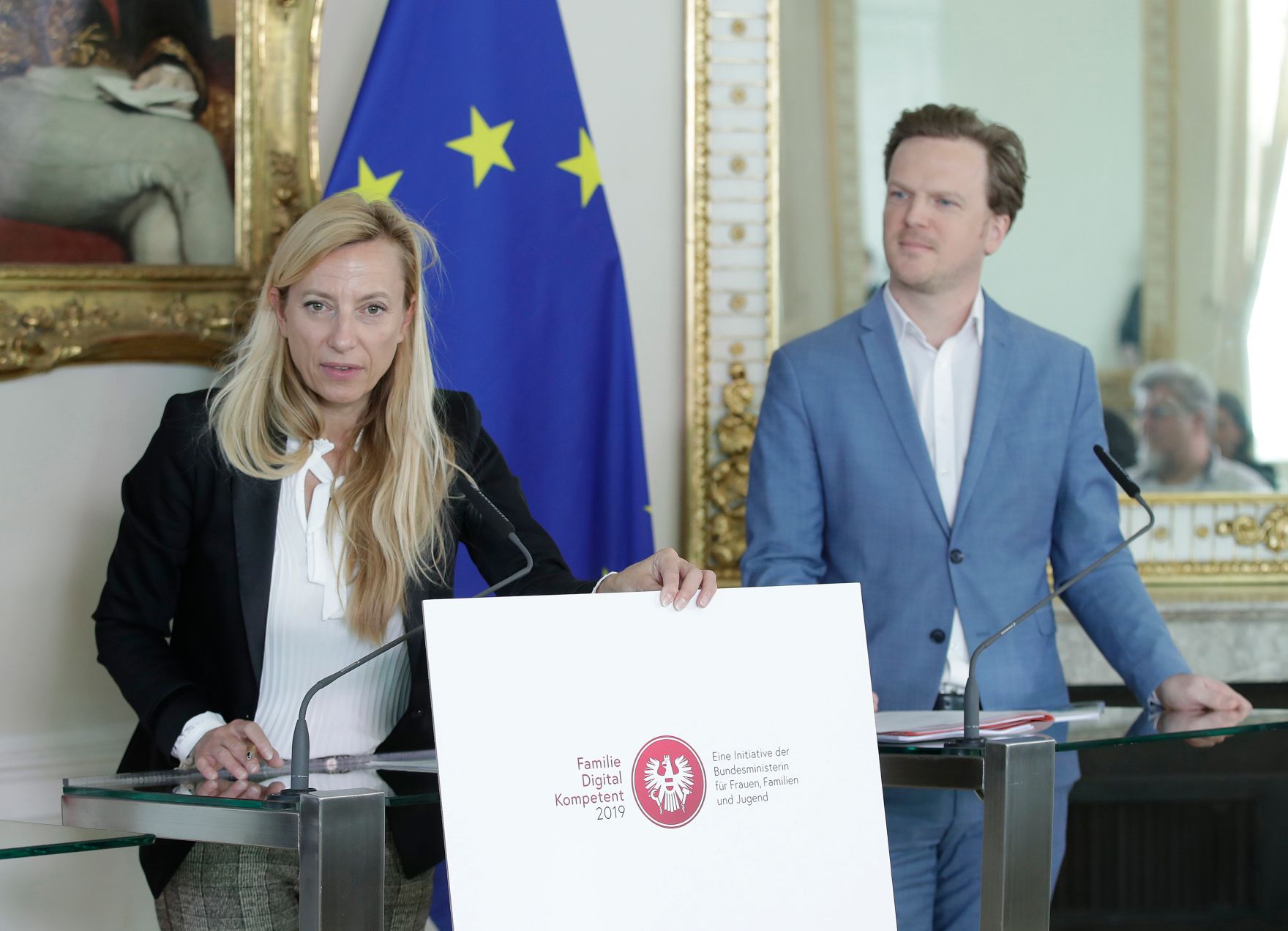Am 5. M&auml;rz 2019 gab Bundesministerin Juliane Bogner-Strau&szlig; (l.) eine Pressekonferenz zum G&uuml;tesiegel "Familie Digital Kompetent". Im Bild mit dem "Safer Internet" Experten Bernhard Jungwirth (r.).