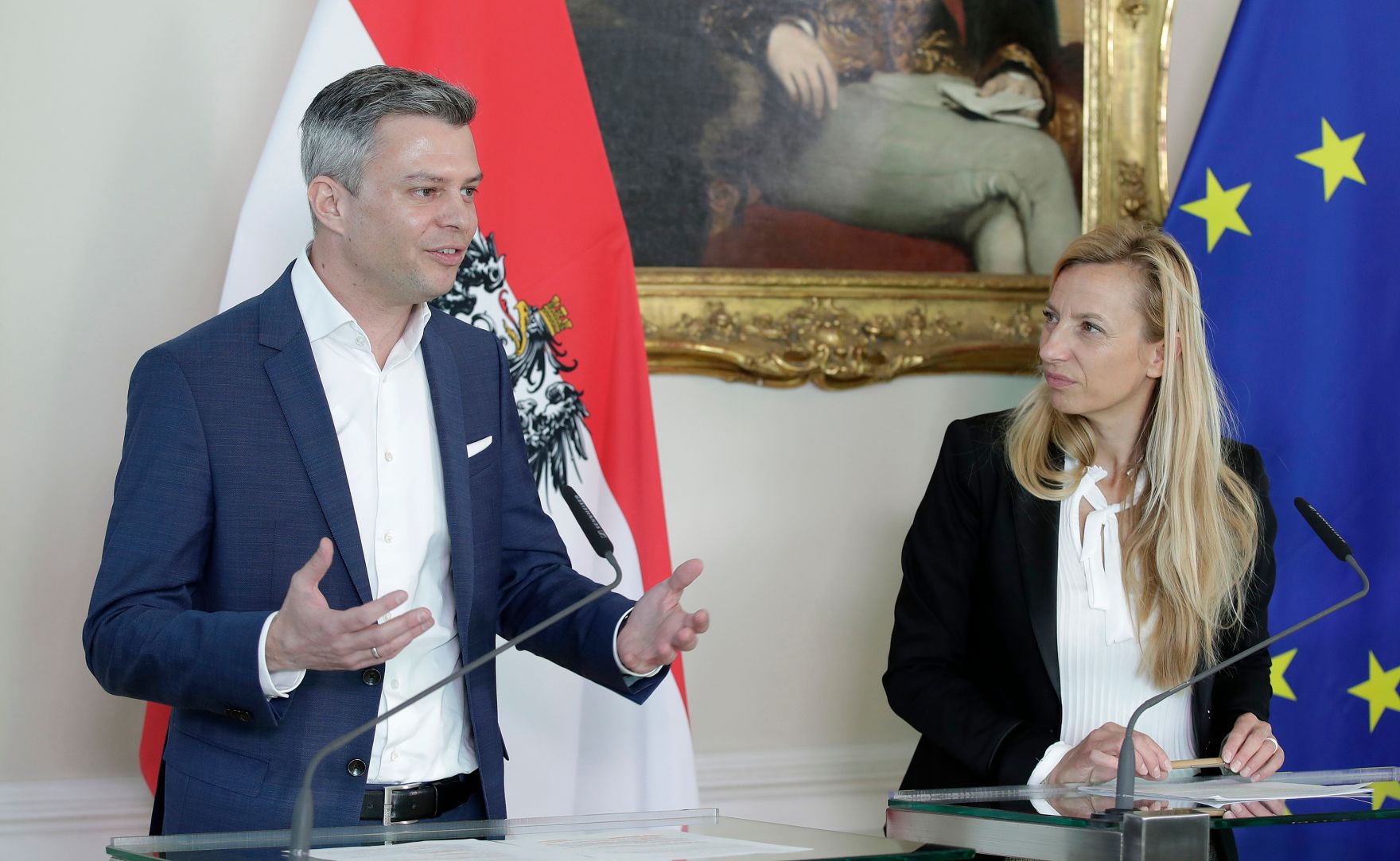 Am 5. M&auml;rz 2019 gab Bundesministerin Juliane Bogner-Strau&szlig; (r.) eine Pressekonferenz zum G&uuml;tesiegel "Familie Digital Kompetent". Im Bild mit Thomas Arnolder (l.) von der A1 Telekom Austria Group.