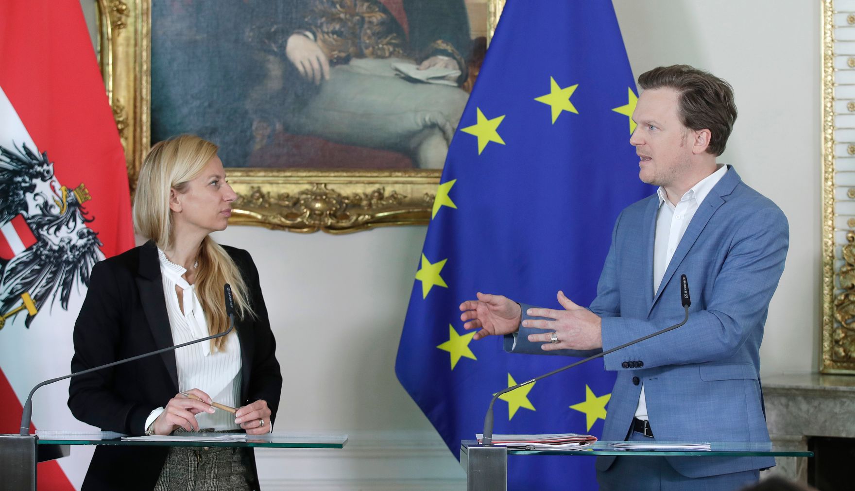 Am 5. M&auml;rz 2019 gab Bundesministerin Juliane Bogner-Strau&szlig; (l.) eine Pressekonferenz zum G&uuml;tesiegel "Familie Digital Kompetent". Im Bild mit dem "Safer Internet" Experten Bernhard Jungwirth (r.).