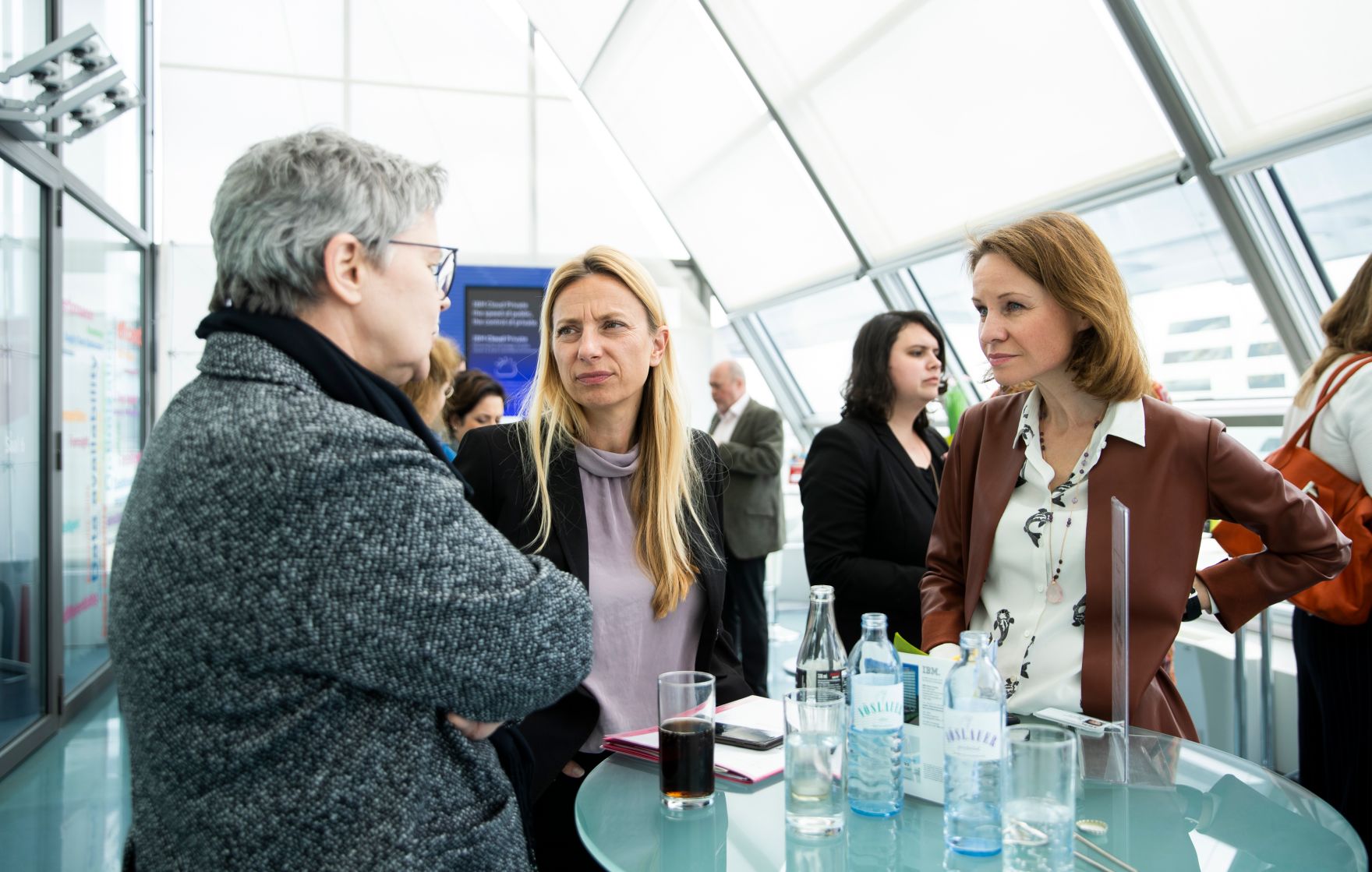 Am 3. Mai 2019 nahm Bundesministerin Juliane Bogner-Strau&szlig; (m.) am Vernetzungstreffen zum Thema Women Empowerment ein. Im Bild mit der IBM &Ouml;sterreich Generaldirektorin Patricia Neumann (r.).