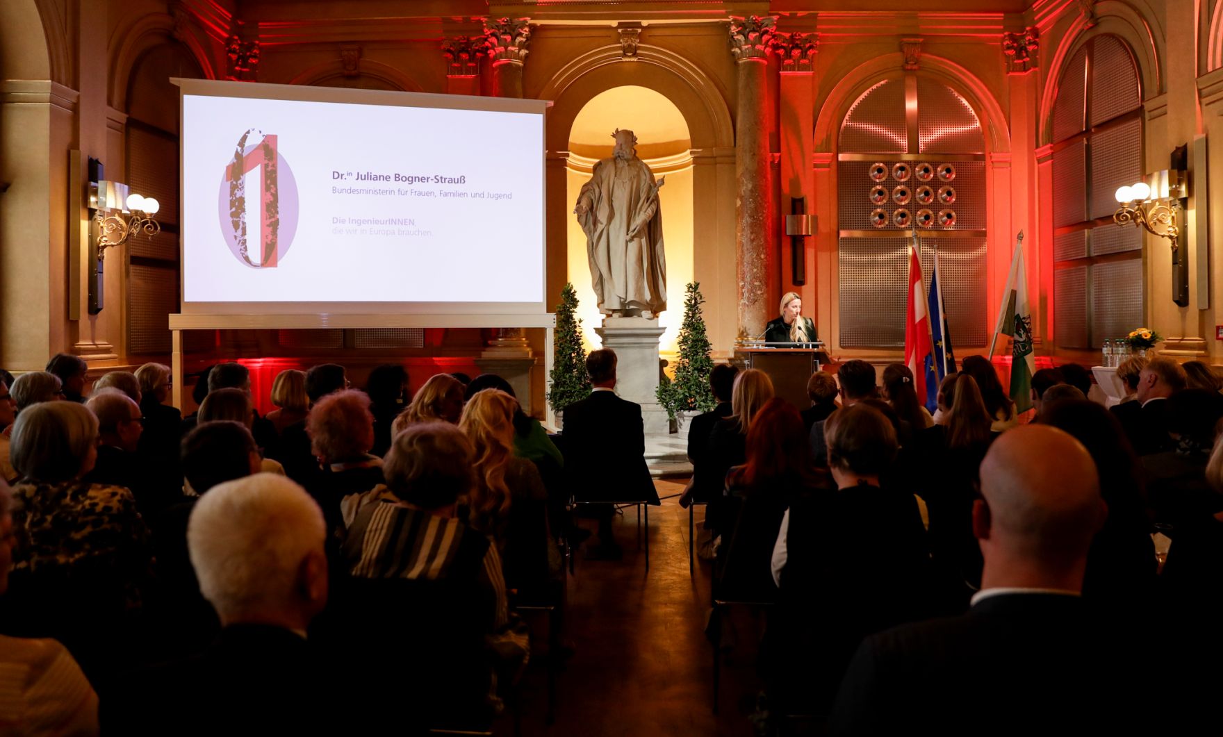 Am 10. Mai 2019 reiste Bundesministerin Juliane Bogner-Strau&szlig; anl&auml;sslich eines Bundesl&auml;ndertags nach Graz. Im Bild bei der &bdquo;Festveranstaltung zum 100 Jahr Jubil&auml;um der Zulassung von Frauen zum ordentlichen Studium an Technischen Universit&auml;ten &Ouml;sterreichs&ldquo;.