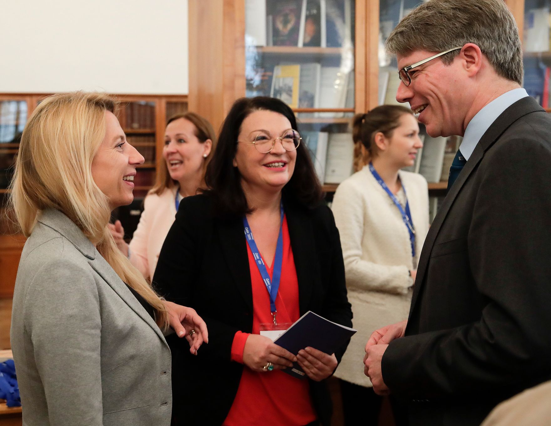 Am 15. Mai 2019 nahm Bundesministerin Juliane Bogner-Strau&szlig; (l.) am dritten Frauenvernetzungsfr&uuml;hst&uuml;ck der &Ouml;sterreichischen Akademie der Wissenschaften teil. Im Bild mit Ursula Jakubek (m.), Direktorin f&uuml;r Finanzen der &Ouml;AW und Oliver Schmitt (r.), Pr&auml;sident der philosophisch-historischen Klasse der &Ouml;AW.