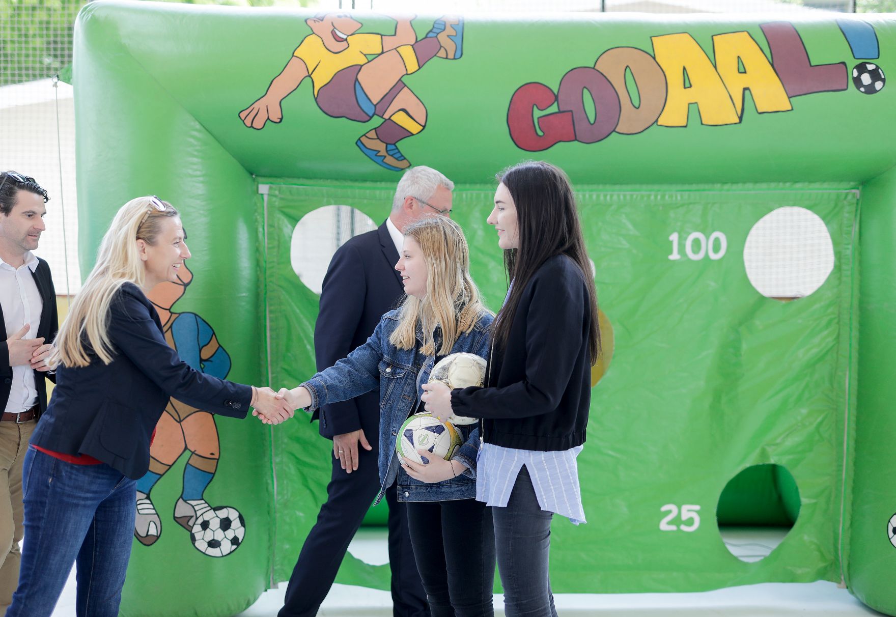 Am 18. Mai 2019 besuchte Bundesministerin Juliane Bogner-Strau&szlig; (l.) das Spielefest des Burgenl&auml;ndischen Familienbund.