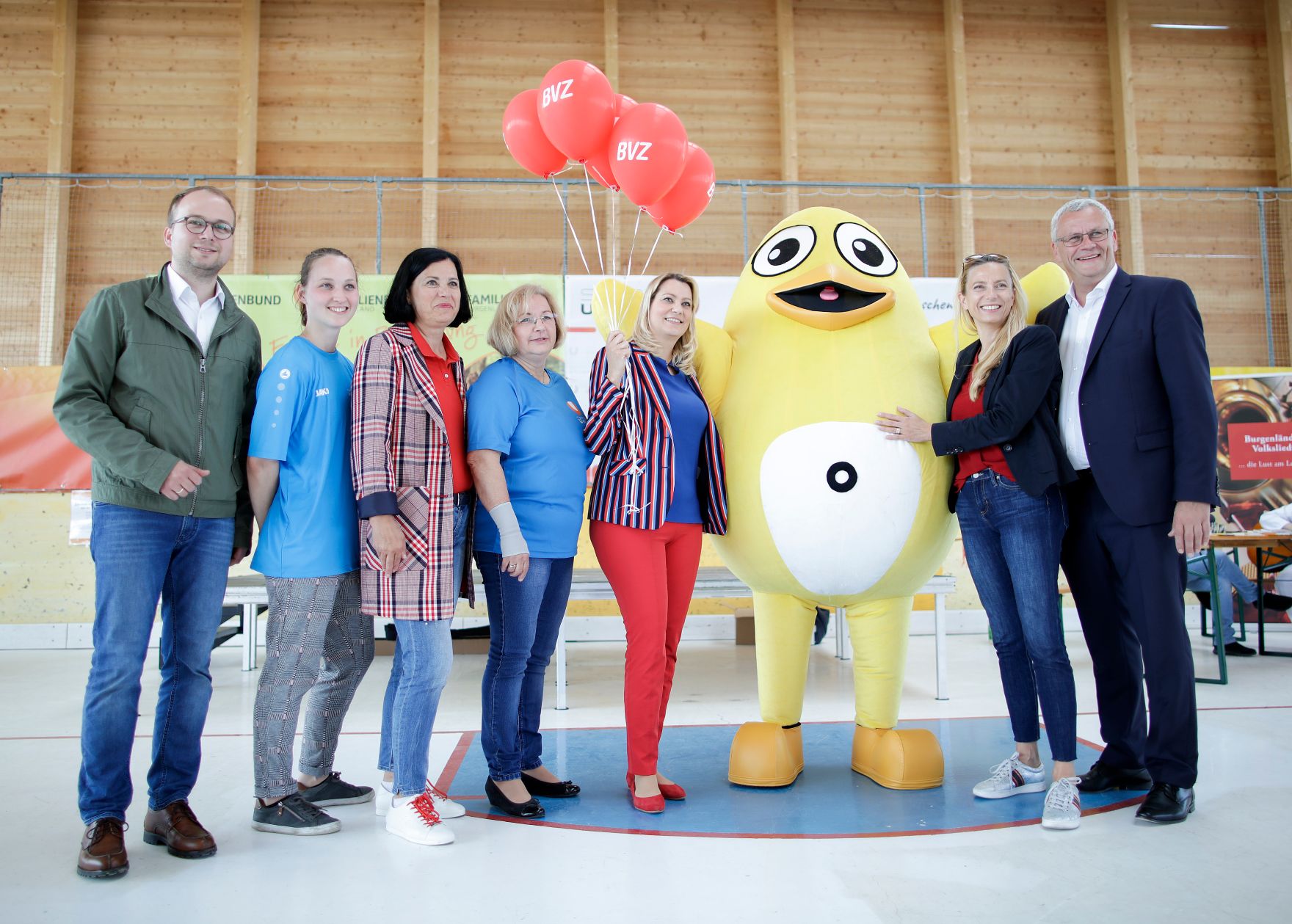 Am 18. Mai 2019 besuchte Bundesministerin Juliane Bogner-Strau&szlig; (2.v.r.) das Spielefest des Burgenl&auml;ndischen Familienbund.