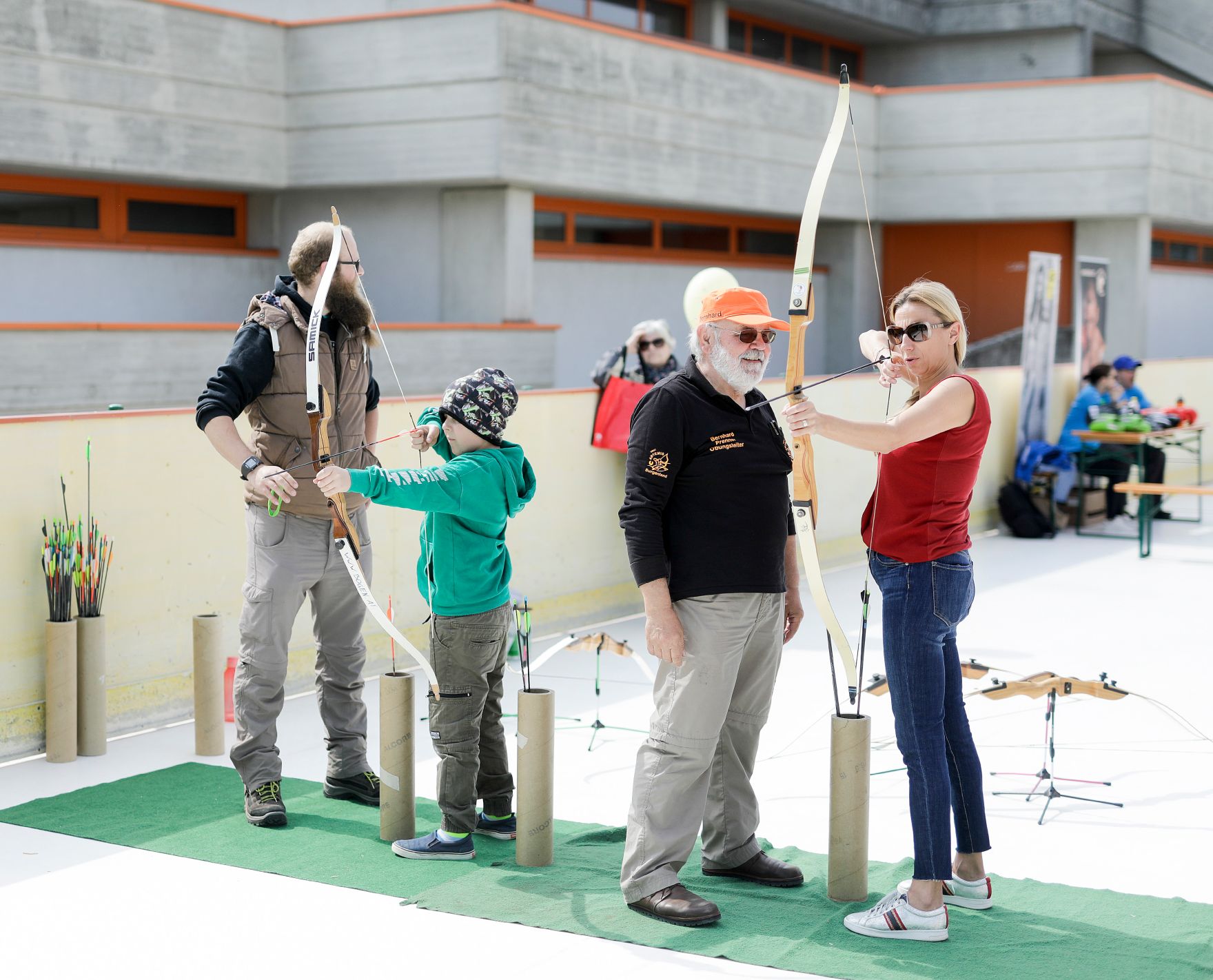 Am 18. Mai 2019 besuchte Bundesministerin Juliane Bogner-Strau&szlig; (r.) das Spielefest des Burgenl&auml;ndischen Familienbund.